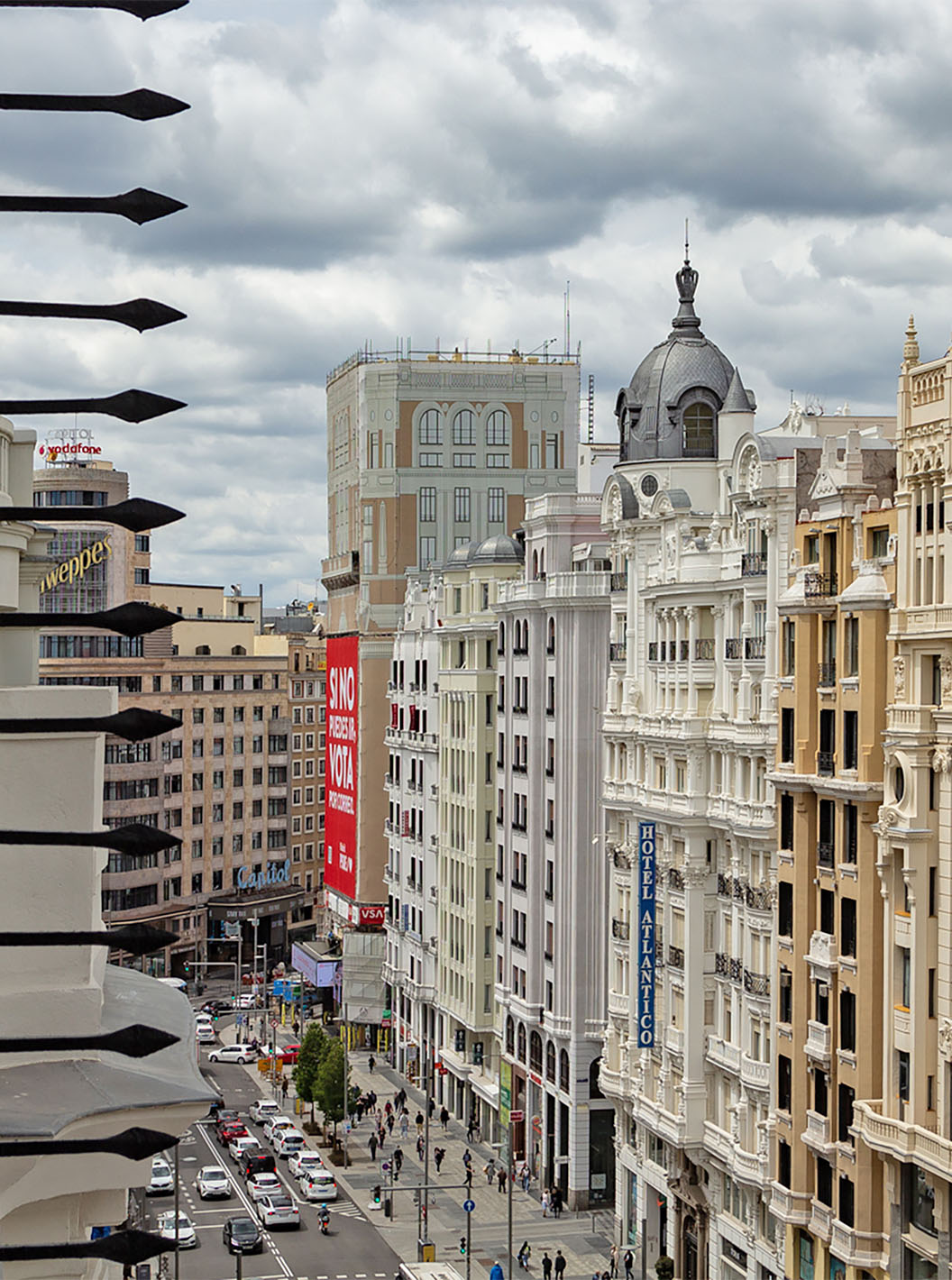 Le Deluxe Grand avec Vue du Pestana CR7 Gran Vía Madrid a une vue sur la Gran Vía et les bâtiments en face, avec balcon noir