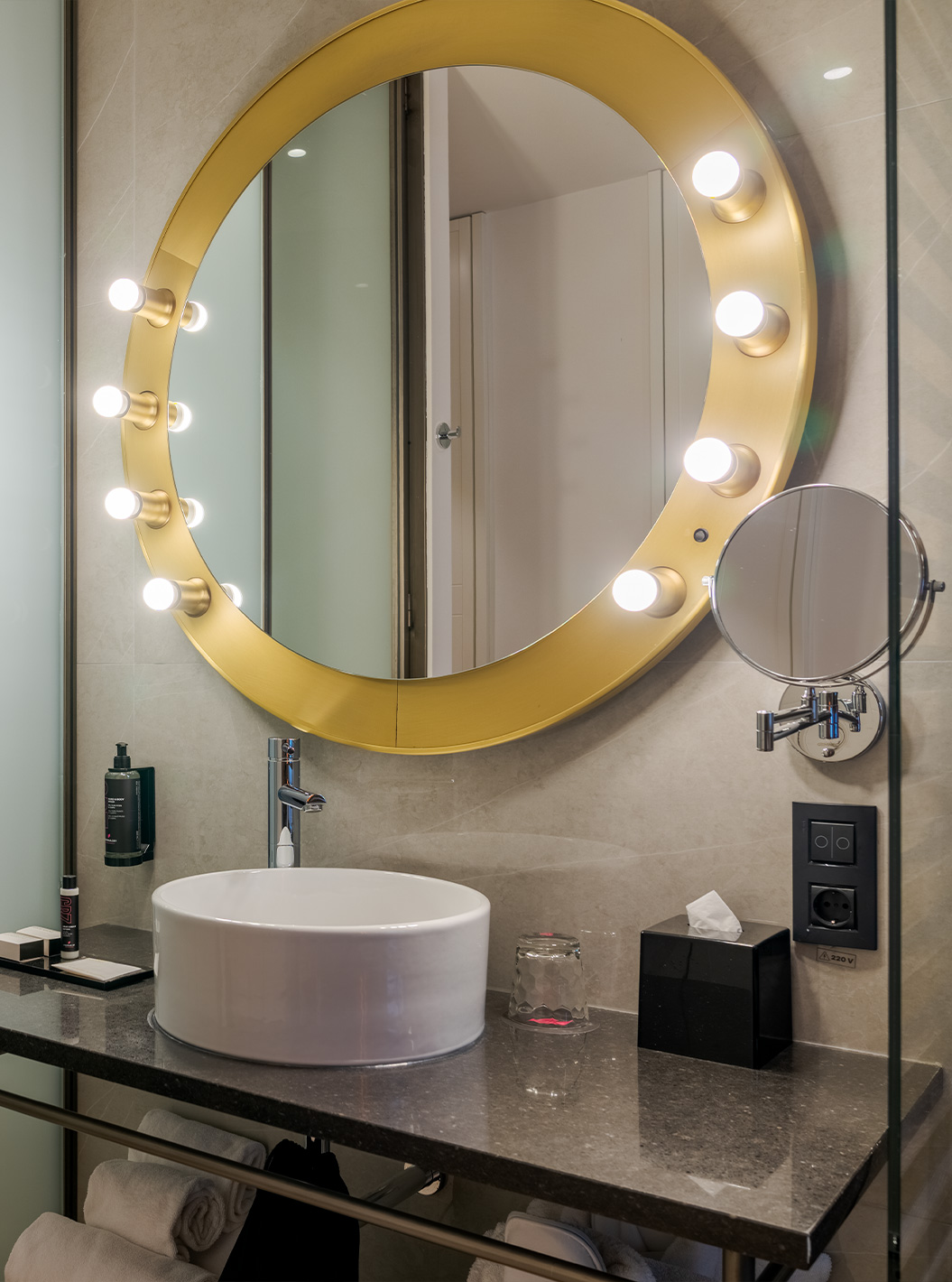 Chambre Premium avec Balcon au Pestana CR7 Gran Vía Madrid, salle de bain avec miroir rond éclairé