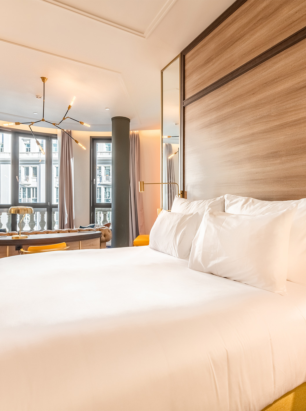 La chambre Amazing CR7 du Pestana CR7 Gran Vía Madrid a un lit double, un canapé et de grandes fenêtres panoramiques