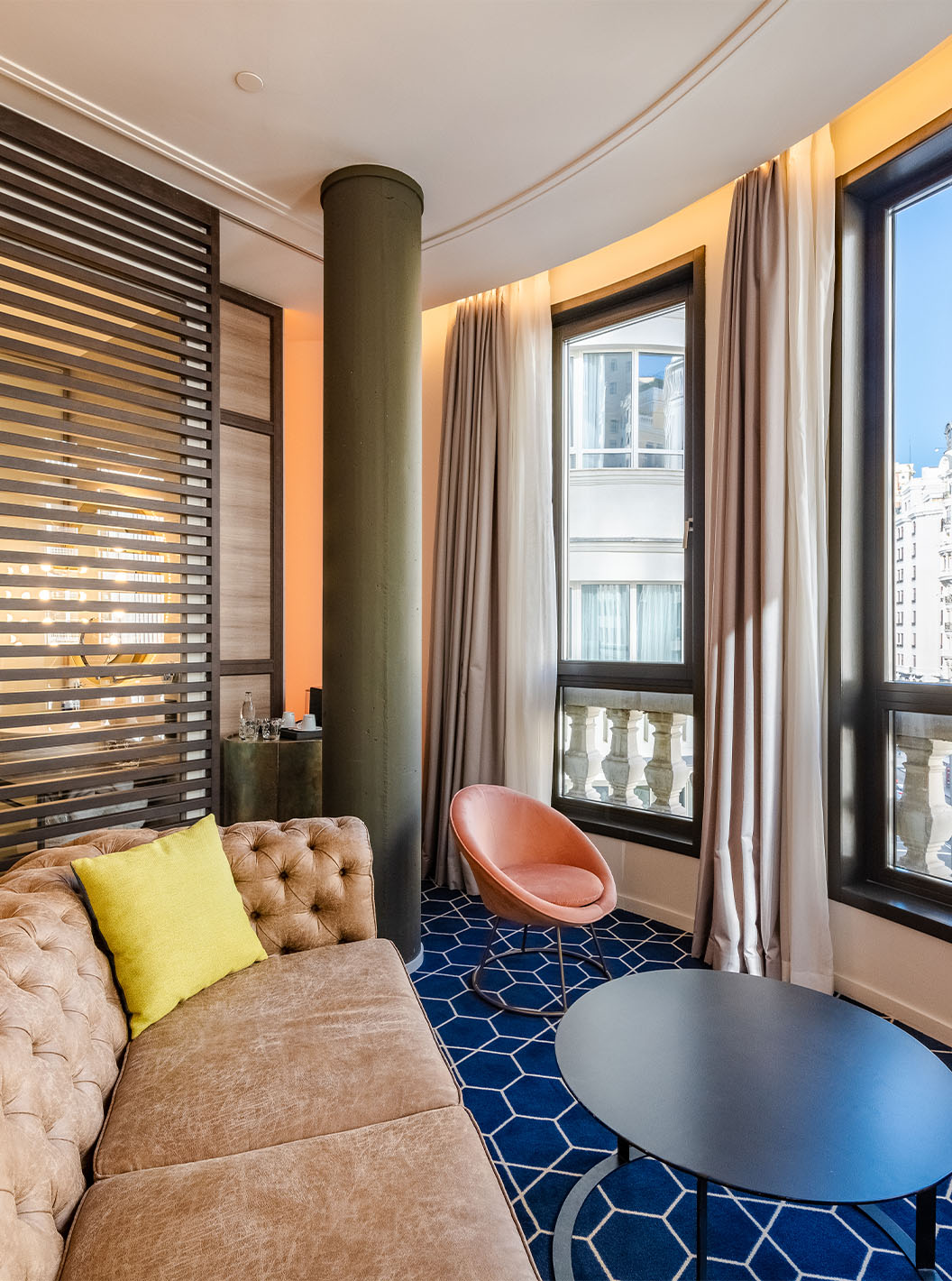 Le Superior avec Balcon du Pestana CR7 Gran Vía Madrid a un lit double, une télévision, une chaise et un