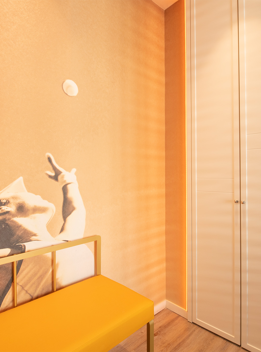 La chambre Legend du Pestana CR7 Gran Vía Madrid a une armoire, un banc et une photographie d'un joueur de tennis