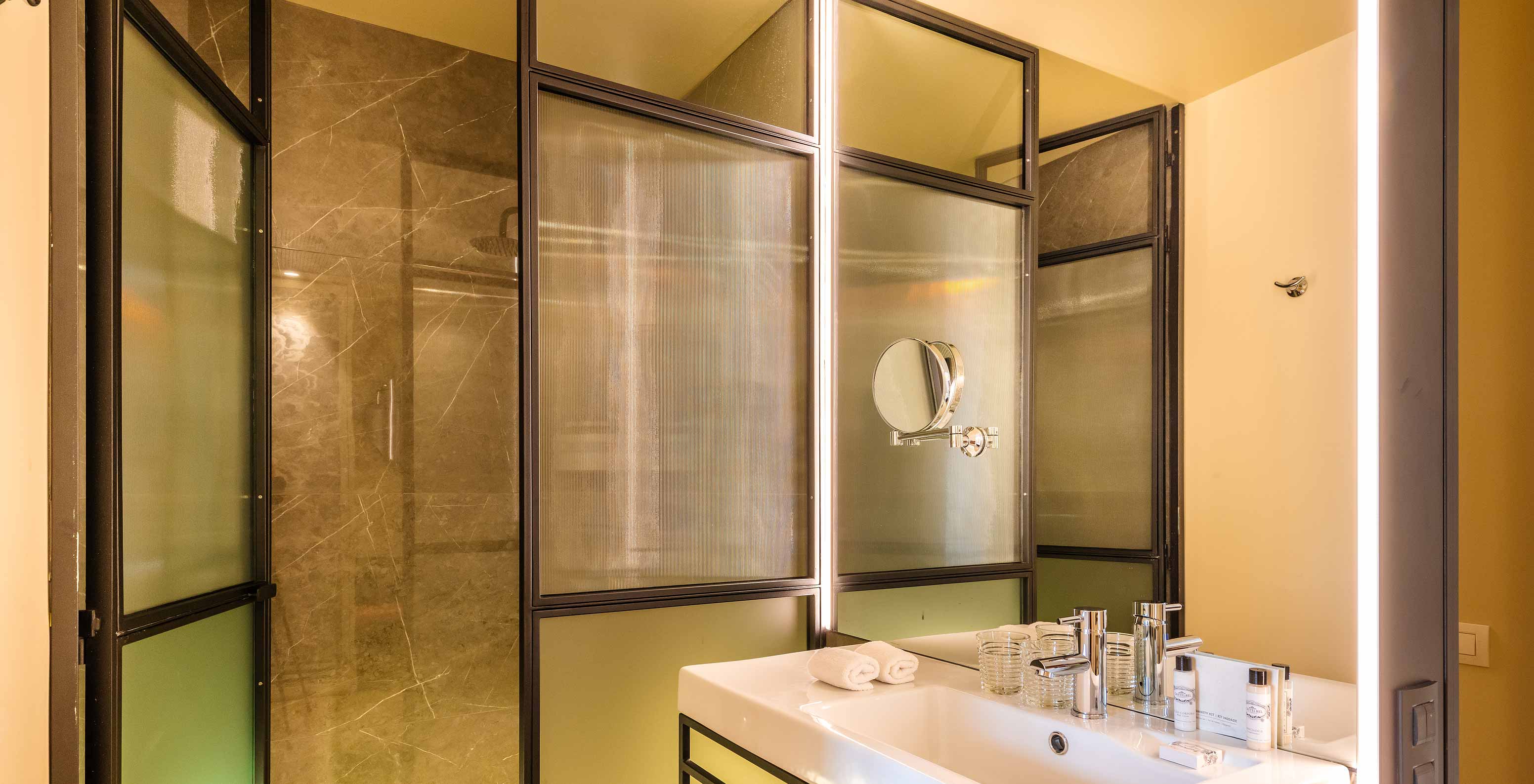 Le Superior Plaza Mayor du Pestana Plaza Mayor Madrid a salle de bain, douche, lavabo, miroirs