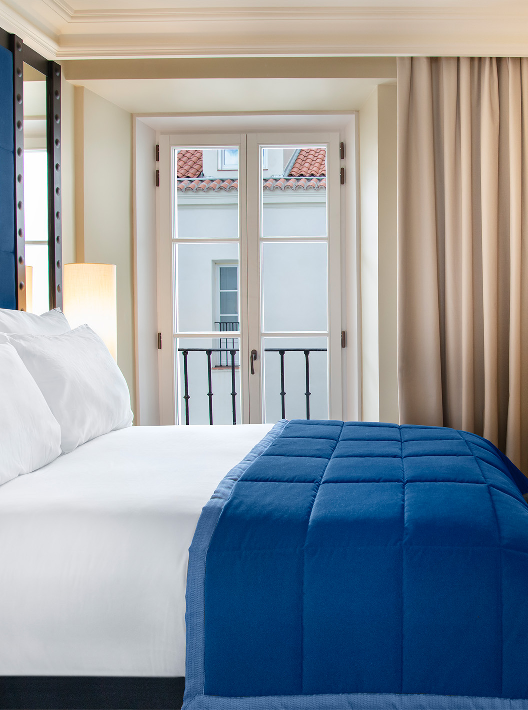 La Chambre Classique du Pestana Plaza Mayor Madrid a un lit double, télévision, bureau et fenêtre avec rideaux