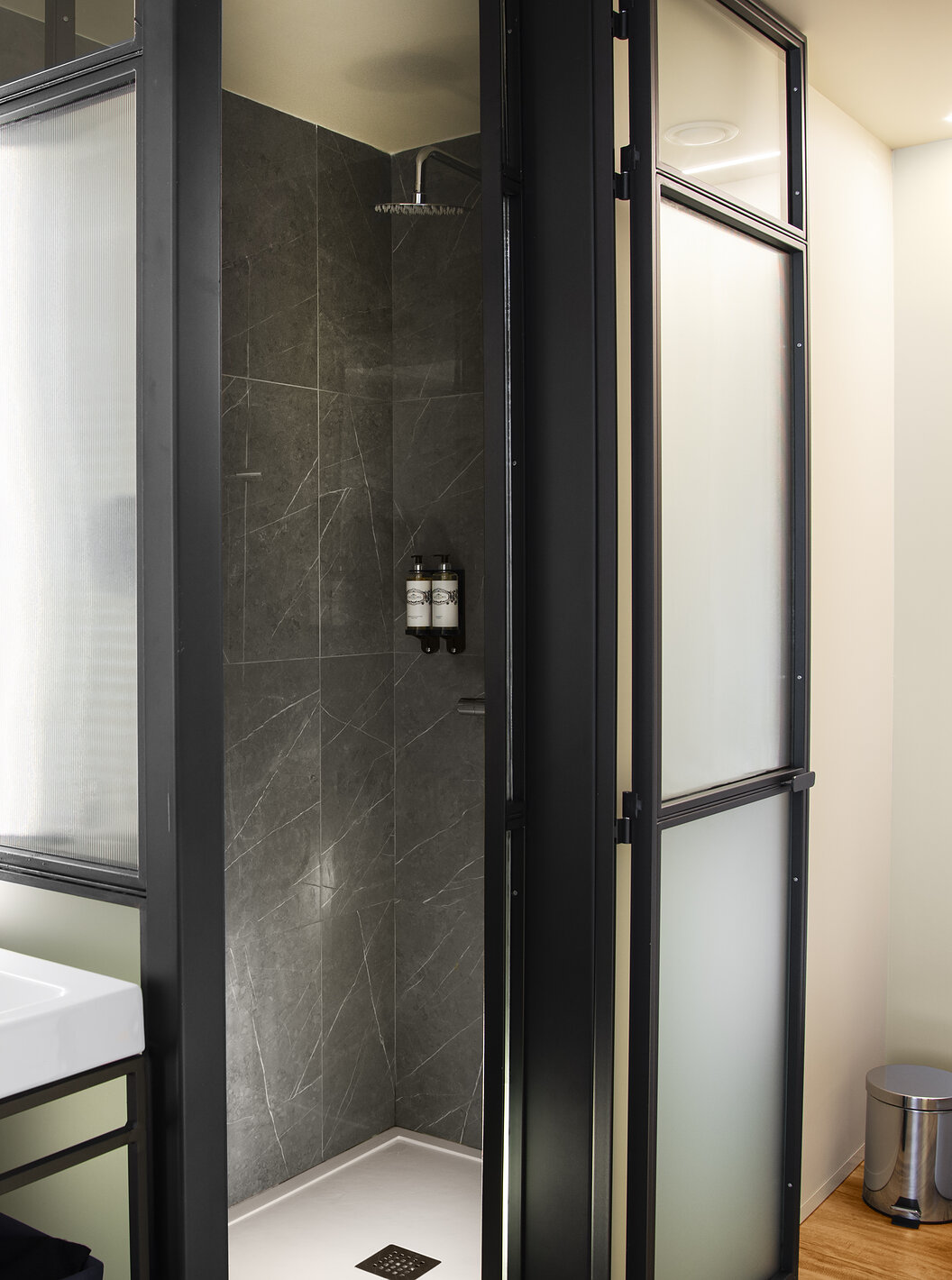  Le Supérieur Plaza Mayor du Pestana Plaza Mayor Madrid a une salle de bain avec lavabo, miroir, douche et serviettes