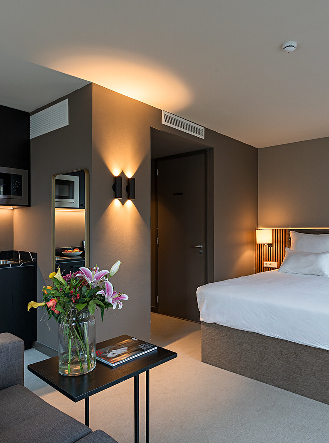 La chambre Studio du Pestana Amsterdam Riverside a un lit double, table basse, et une kitchenette avec micro-ondes