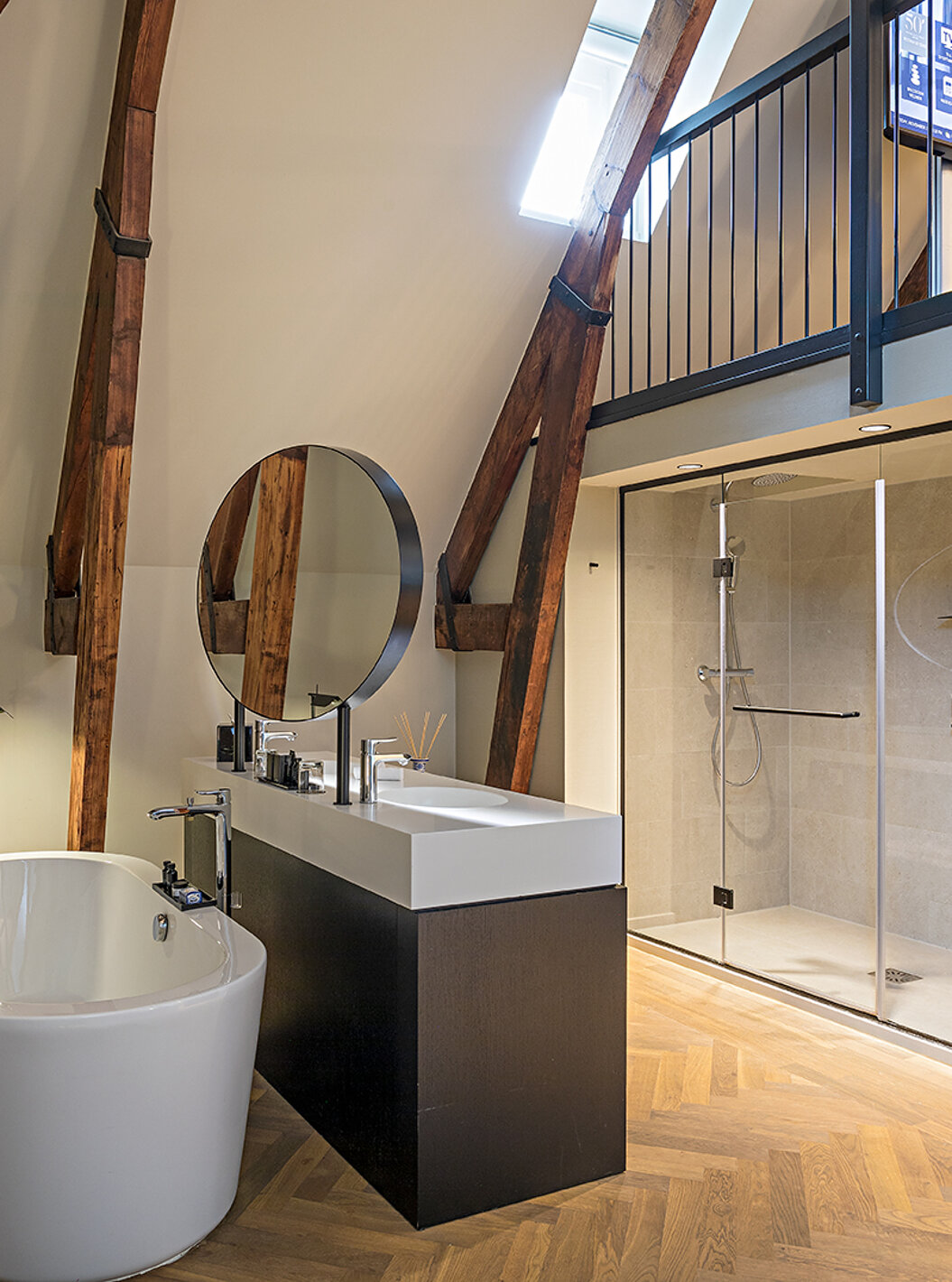 La Clock Tower Suite du Pestana Amsterdam Riverside a une salle de bain avec deux lavabos, miroir et baignoire ou douche