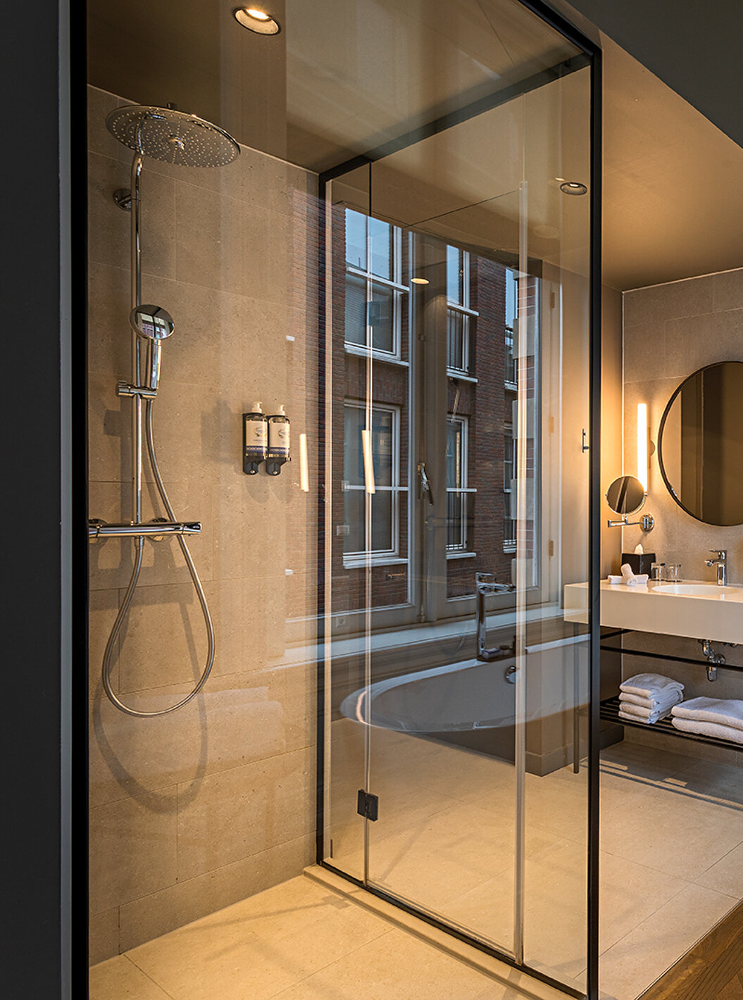 La Junior Suite - Vue Rivière du Pestana Amsterdam Riverside a une salle de bain avec miroir, lavabo et une douche