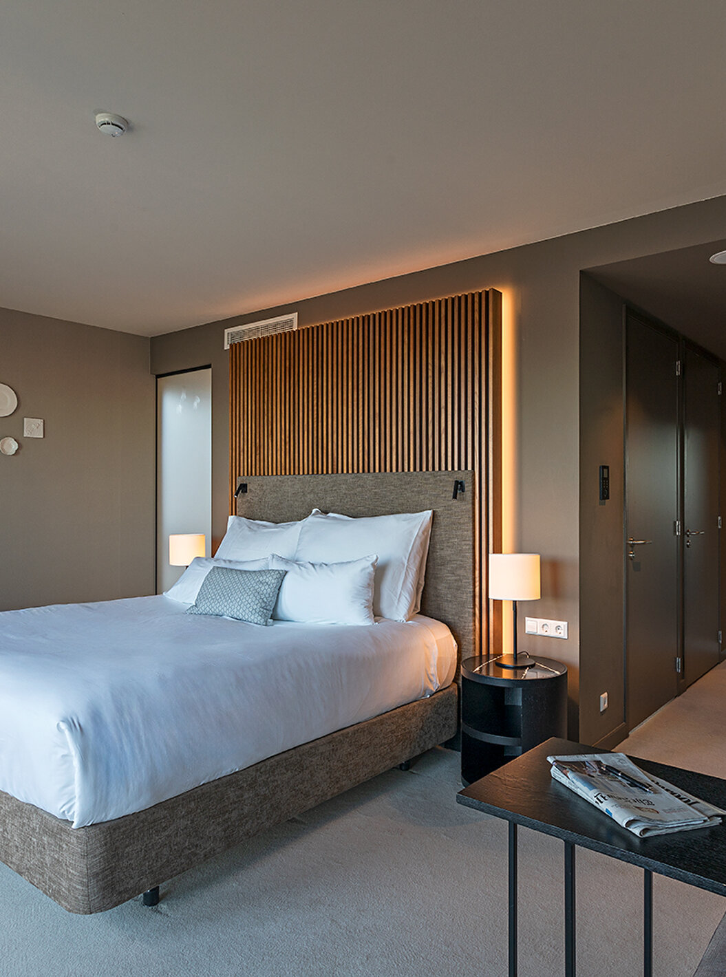 La chambre Premium - Vue Rivière du Pestana Amsterdam Riverside a un lit double, avec table de nuit et une lampe