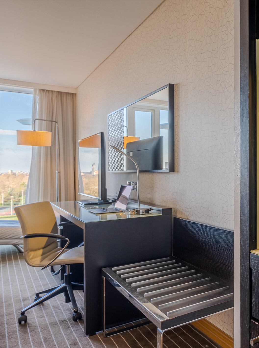 Le Premium Twin du Pestana Chelsea Bridge a station café et thé, bureau avec télé et fenêtre avec vue