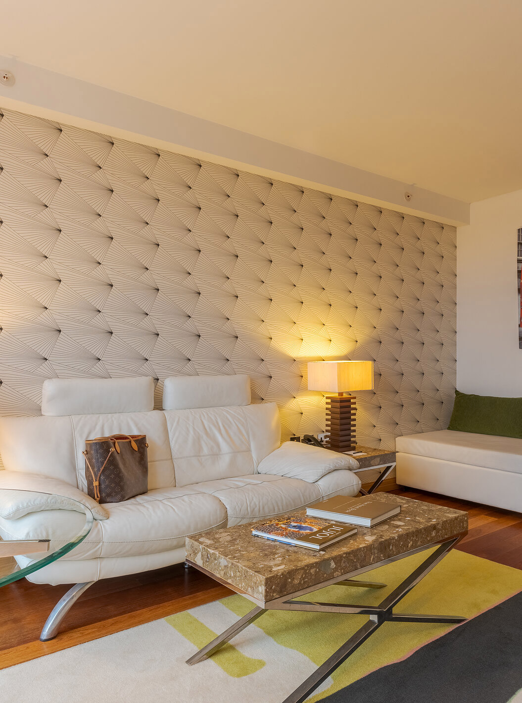 L’Executive One Bedroom Suite du Pestana Chelsea Bridge a canapé, pouf, table basse, table en verre et fauteuil