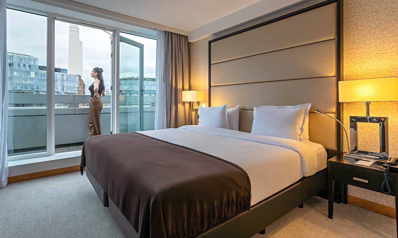 Suite Exécutive avec 1 Chambre et Balcon au Pestana Chelsea Bridge, chambre avec lit et balcon urbain