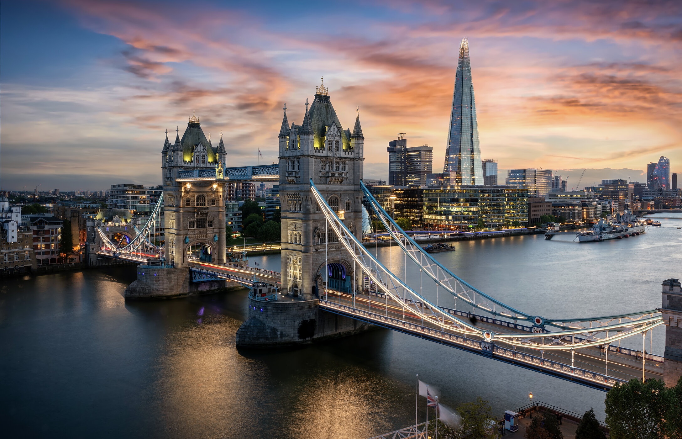 Vue aérienne de Tower Bridge à Londres, Royaume-Uni, sur la Tamise, avec des bâtiments illuminés.