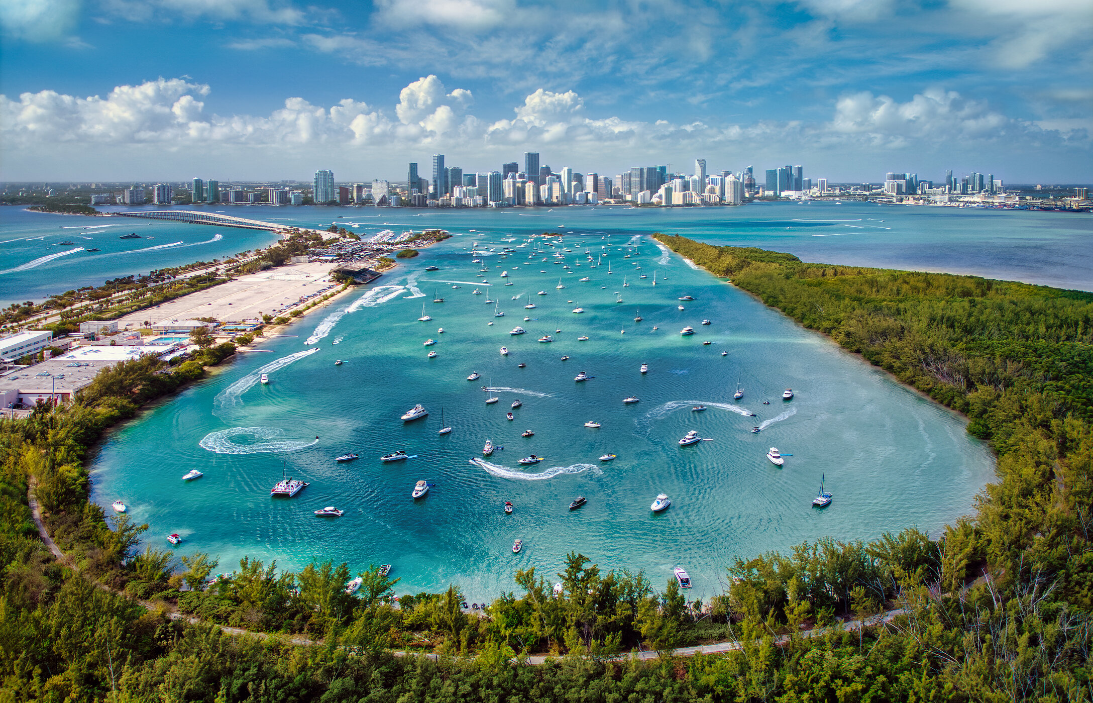 Vue sur la baie de Biscayne à Miami, avec des eaux bleues cristallines, des bateaux et des gratte-ciels en arrière-plan