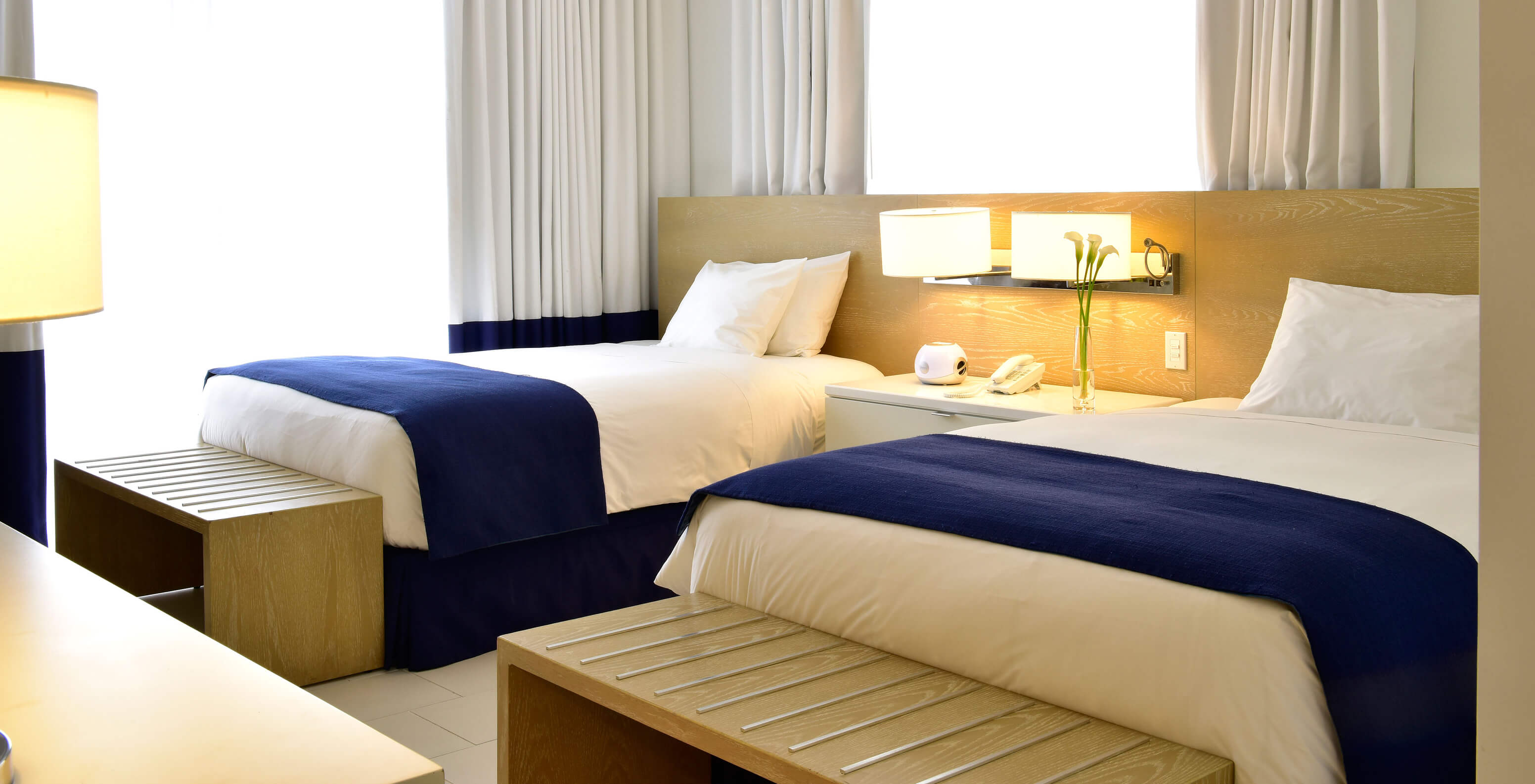 La Supérieure Double avec Lits Queen du Pestana Miami est une chambre moderne avec lits jumeaux et style minimaliste