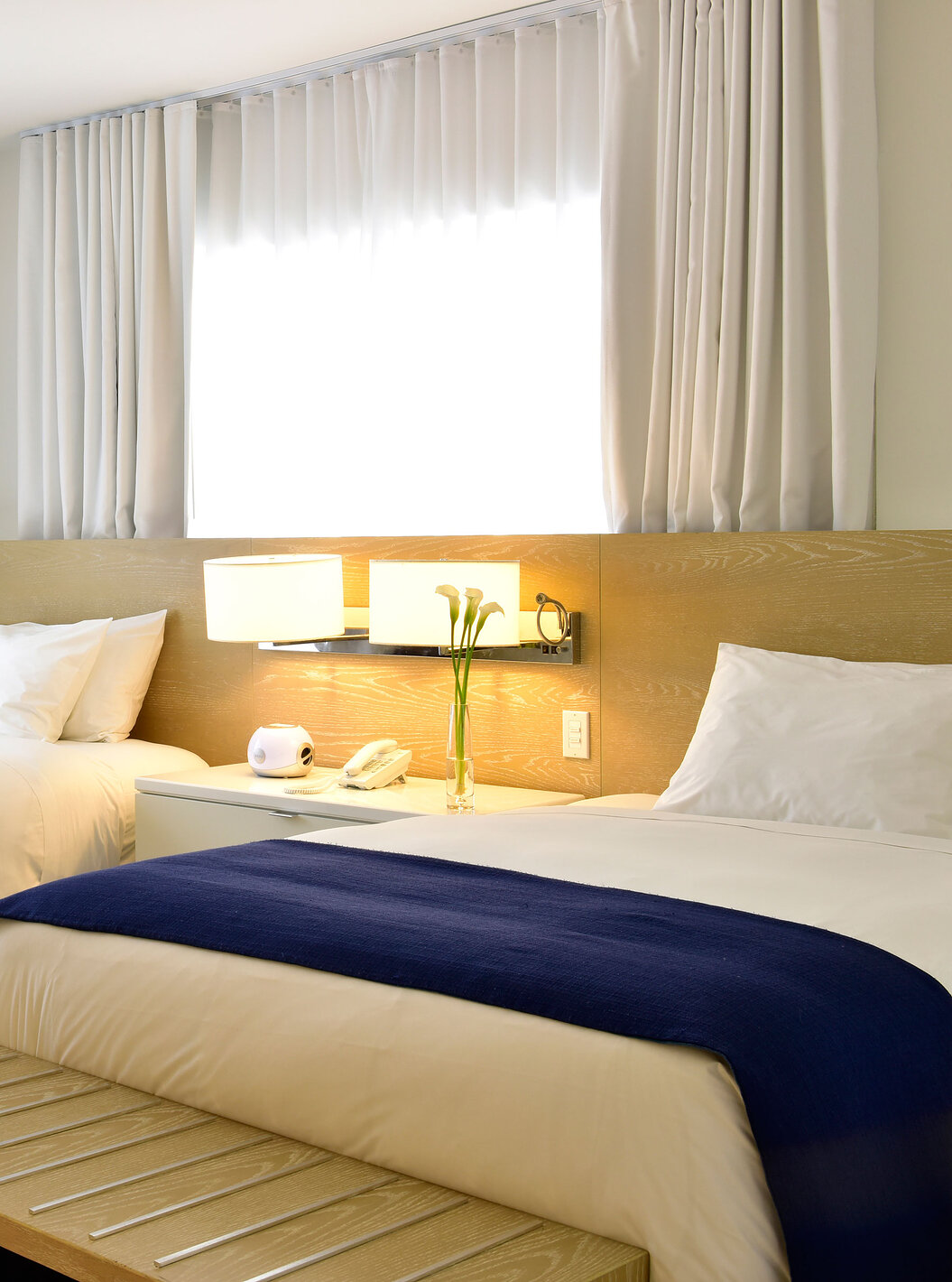 La Supérieure Double avec Lits Queen du Pestana Miami est une chambre moderne avec lits jumeaux et style minimaliste