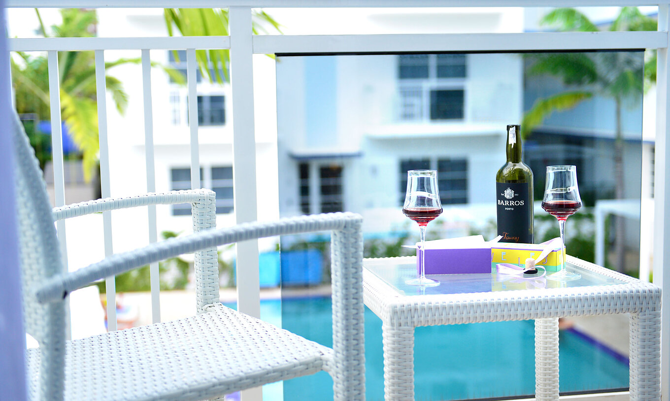 La Suite à deux chambres avec balcon du Pestana Miami a une table et vue sur la piscine.