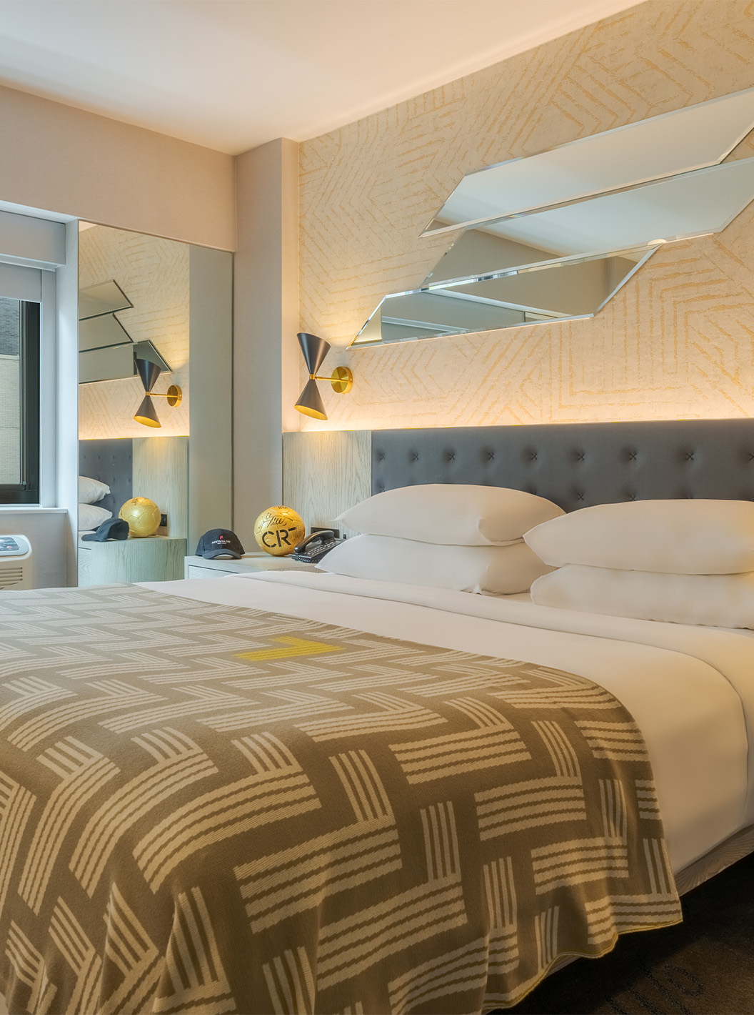 Le Confort du Pestana CR7 Times Square a un lit double avec une couette avec le numéro sept et une fenêtre