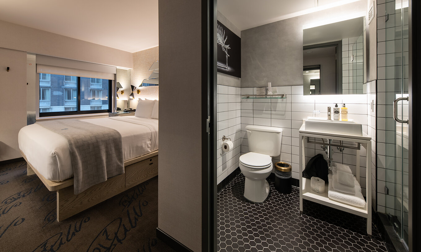 Le Comfort Street View du Pestana CR7 Times Square a une salle de bain, un lit double et une fenêtre