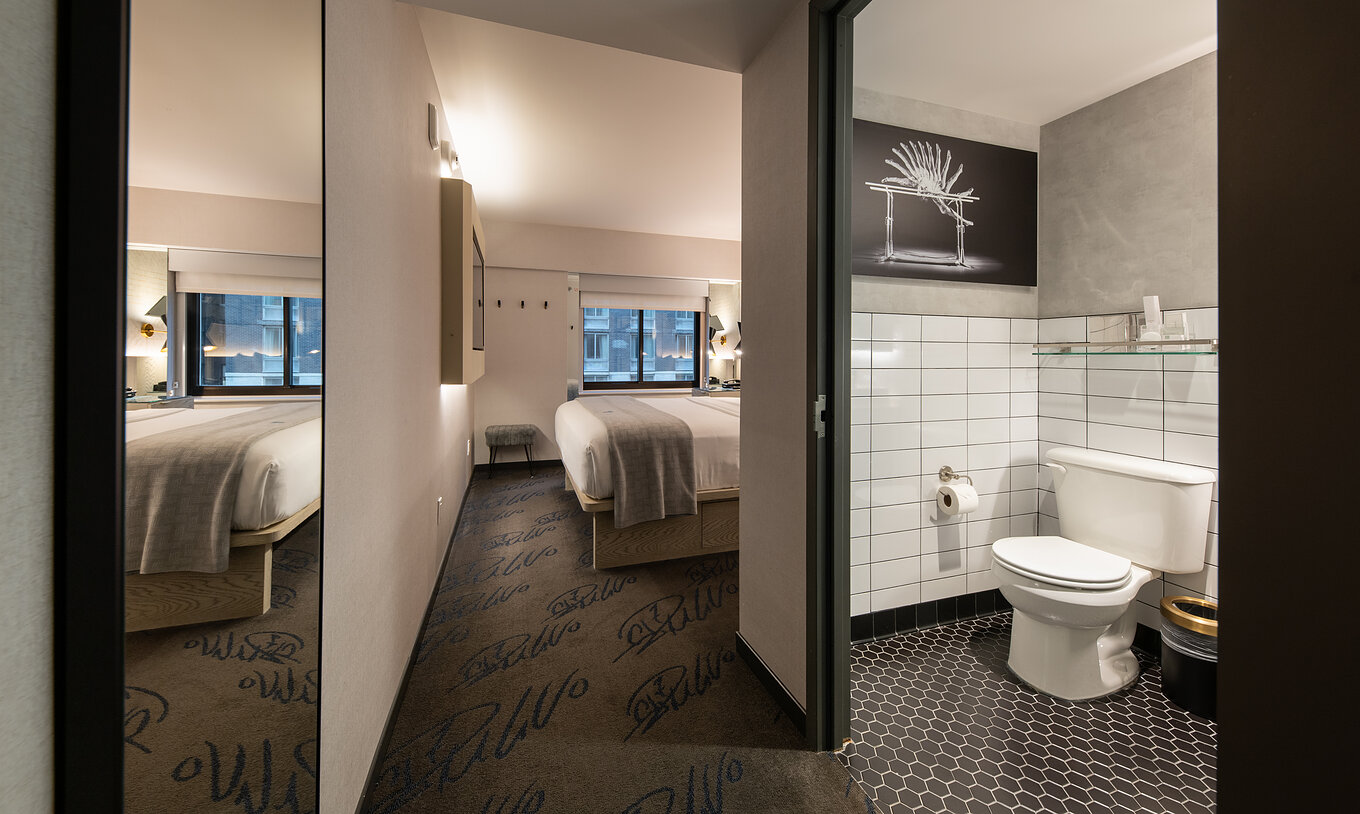 Le Comfort Street View du Pestana CR7 Times Square a une salle de bain, un lit, un miroir et une télévision