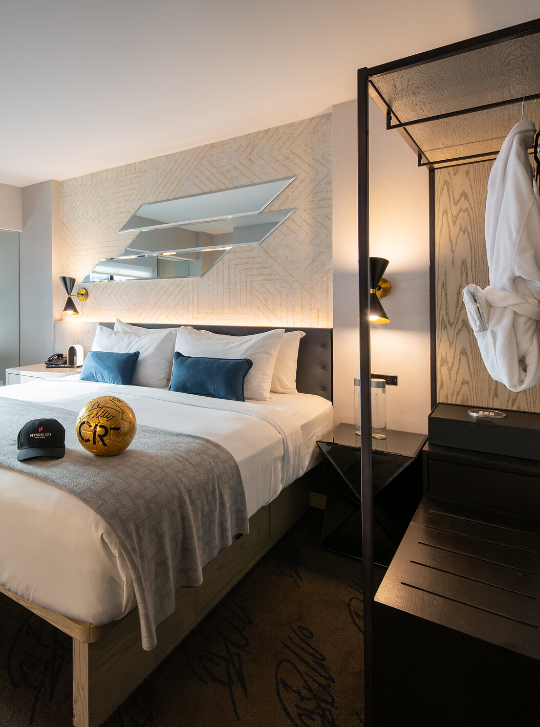 Le Deluxe King Room du Pestana CR7 Times Square a un lit double, une fenêtre et une armoire