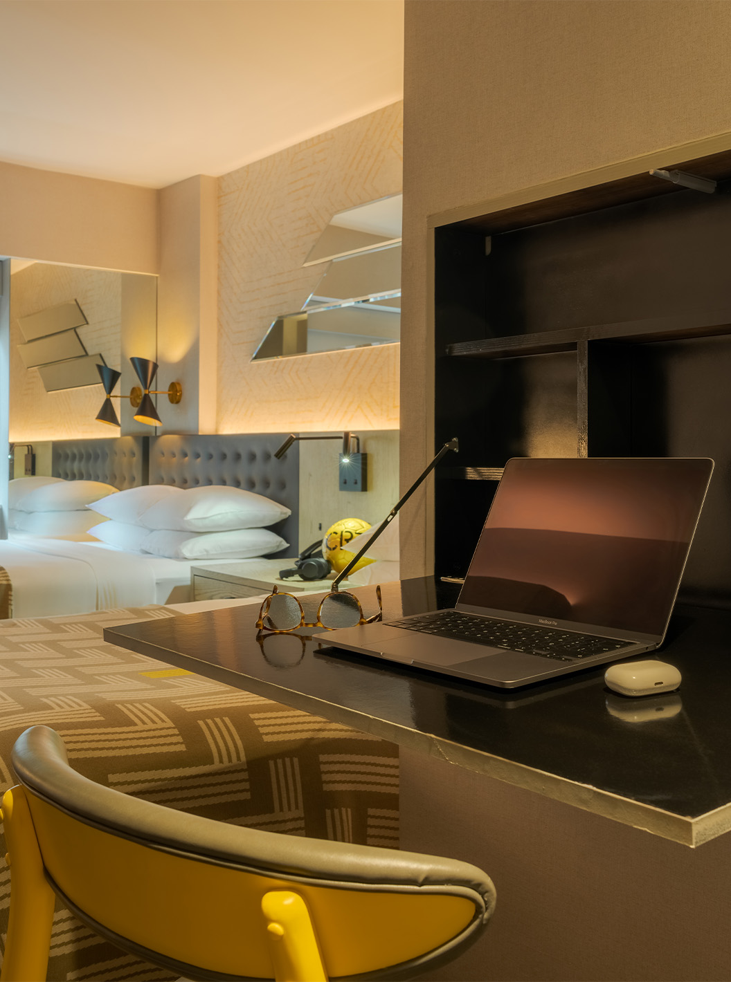 Le Superior Double ADA du Pestana CR7 Times Square a une étagère pour utiliser l'ordinateur et un lit double