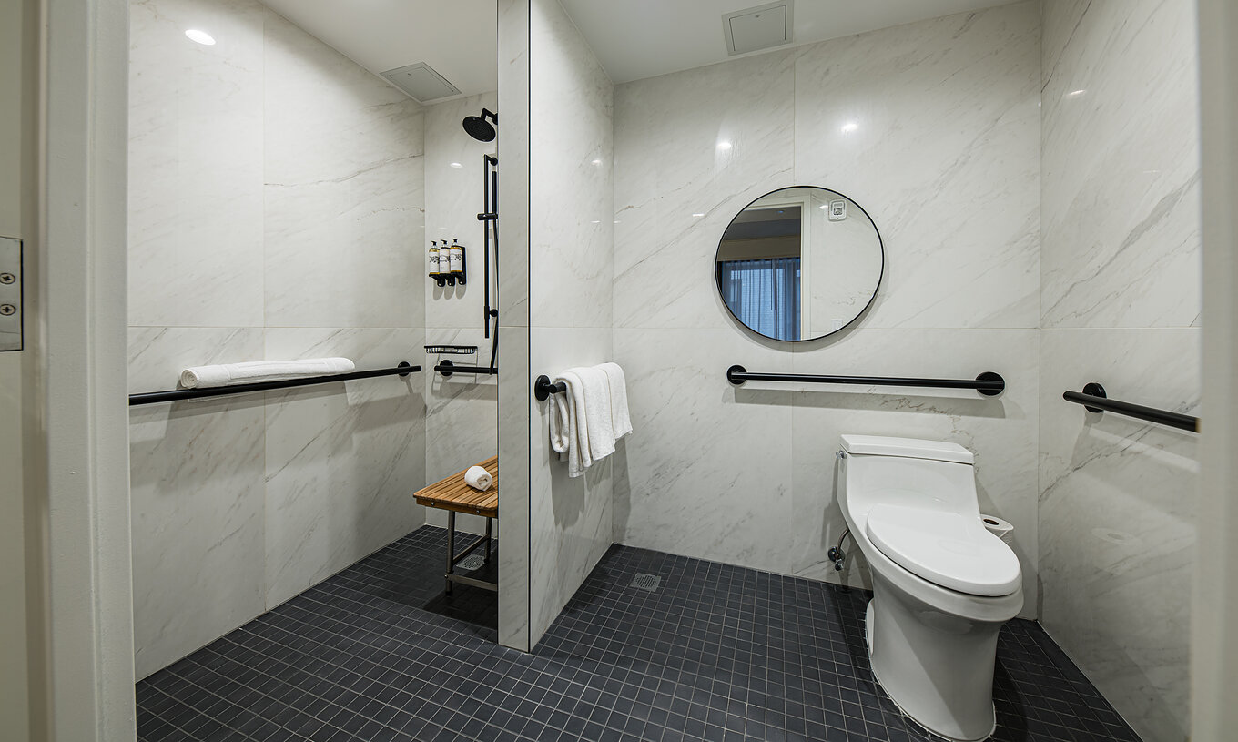 La chambre Supérieure - ADA du Pestana Park Avenue a une salle de bain adaptée, avec douche, miroir et toilette