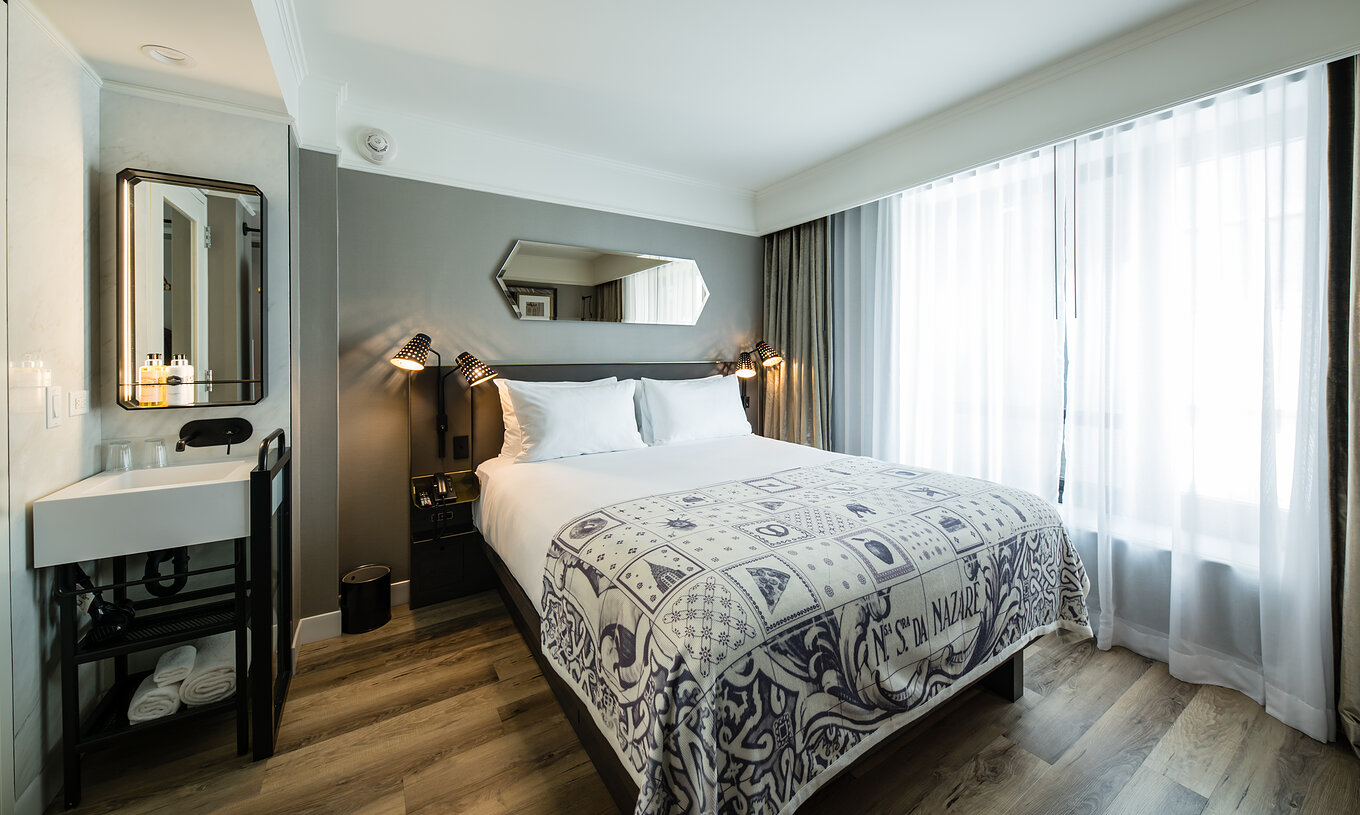 La chambre Supérieure - ADA du Pestana Park Avenue a lit double, lavabo et miroir dans la chambre, et table de nuit