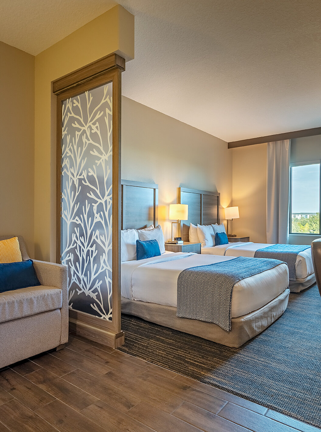 Communicantes King Suite et Suite Double Queen au Pestana Orlando Suites Lake Buena Vista avec deux lits et salon lumineux