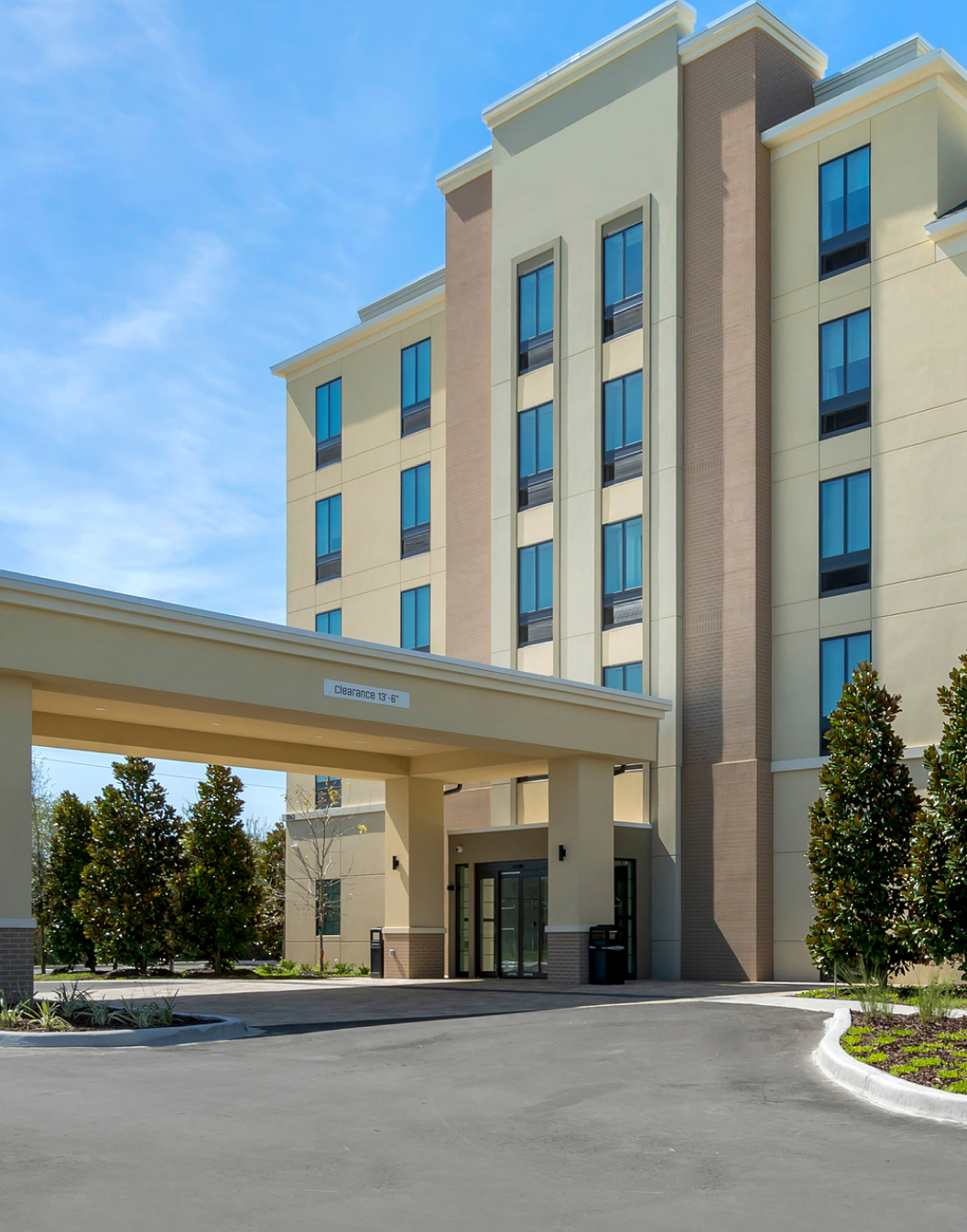 Vue de la façade du Pestana Orlando, un jour de ciel bleu clair avec peu de nuages