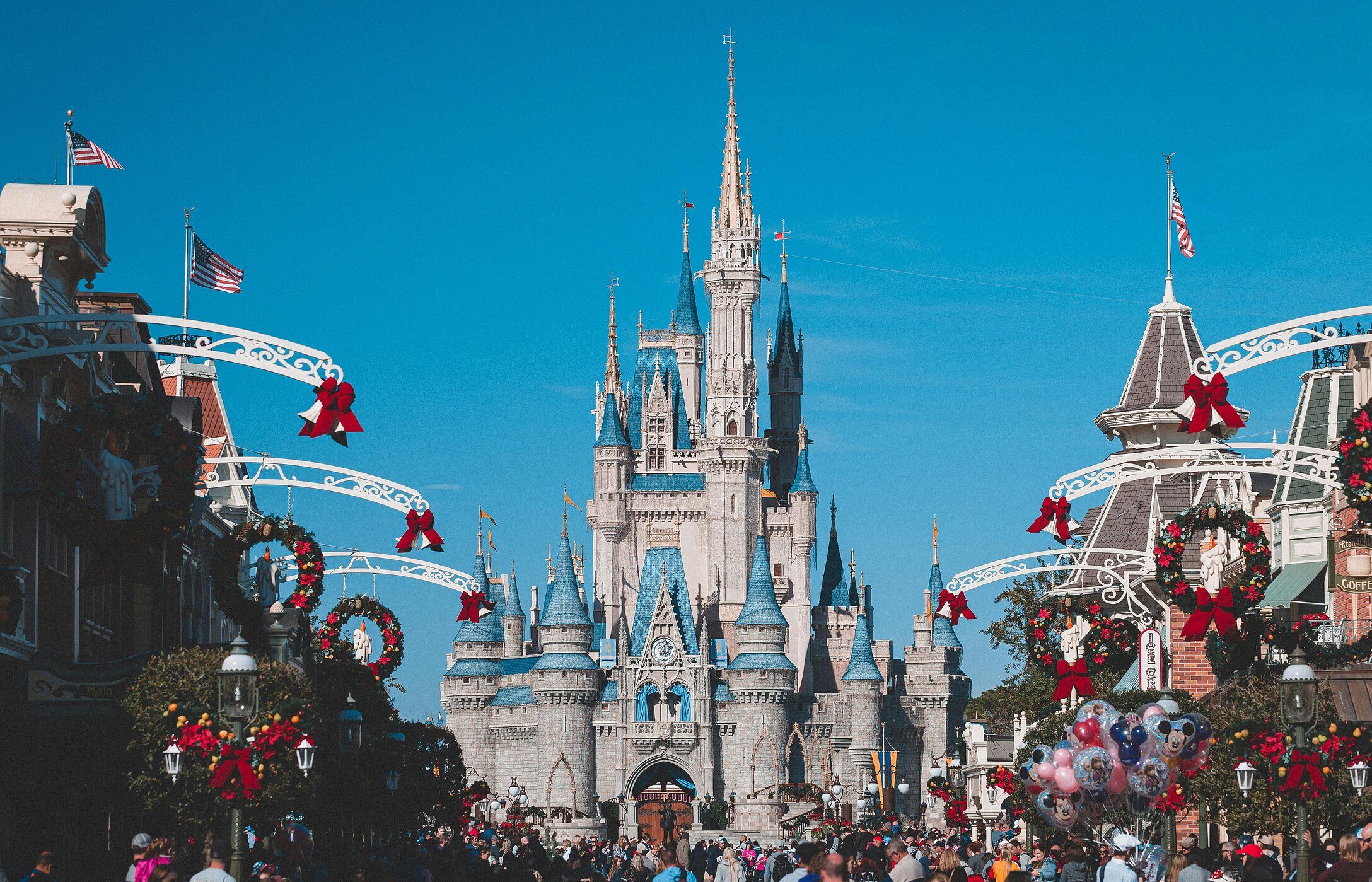 Le célèbre château de Cendrillon à Walt Disney World, États-Unis, avec des décorations de Noël et beaucoup de gens