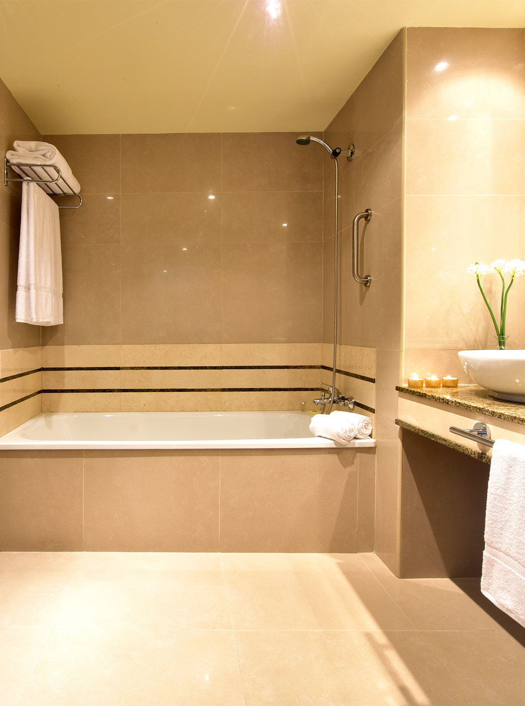 Le Twin Superior du Pestana Caracas a une salle de bain spacieuse avec baignoire avec douche, lavabo avec miroir et WC