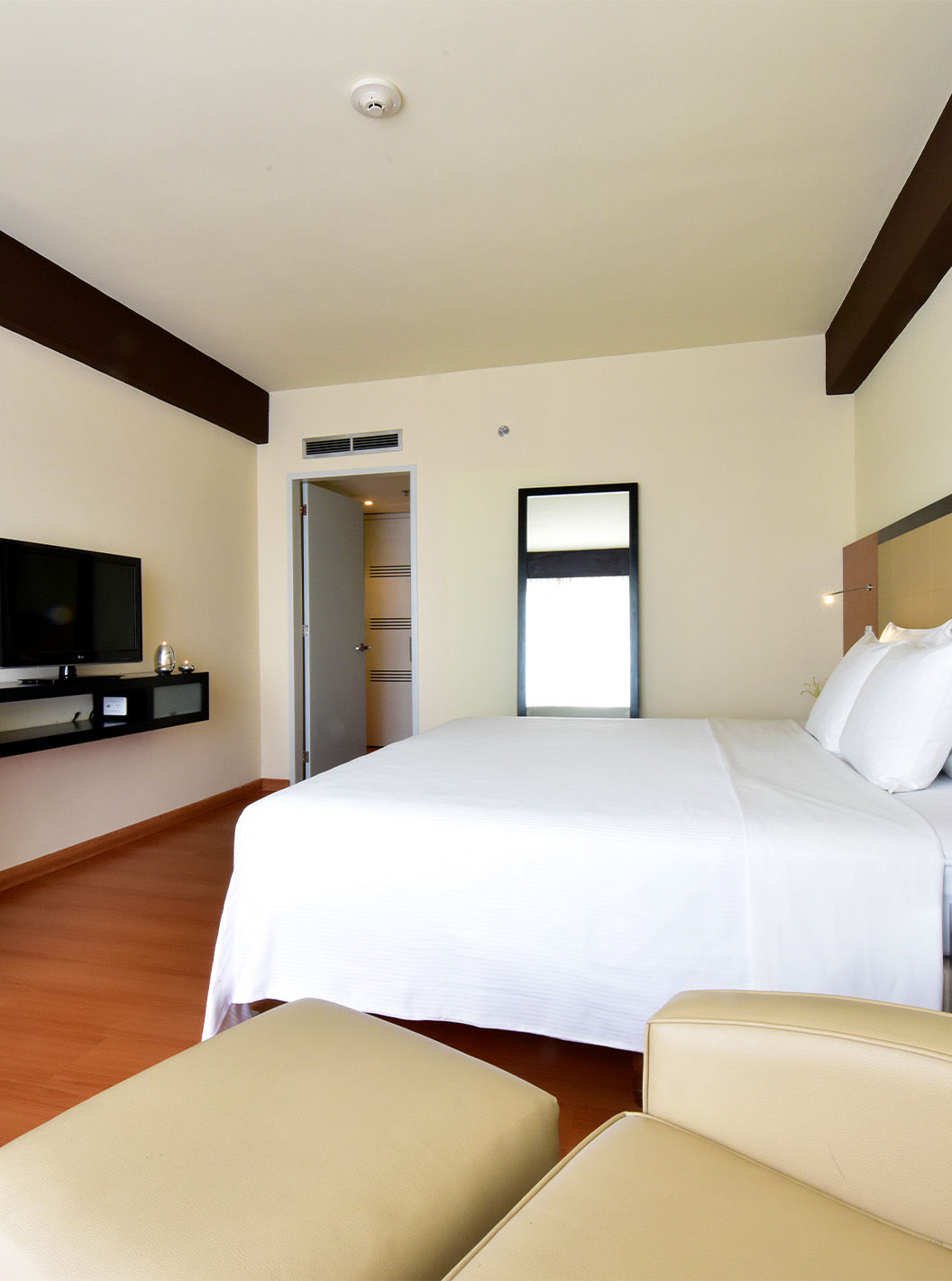 Le Twin Superior du Pestana Caracas a un lit double, un miroir, un bureau et une poltrona