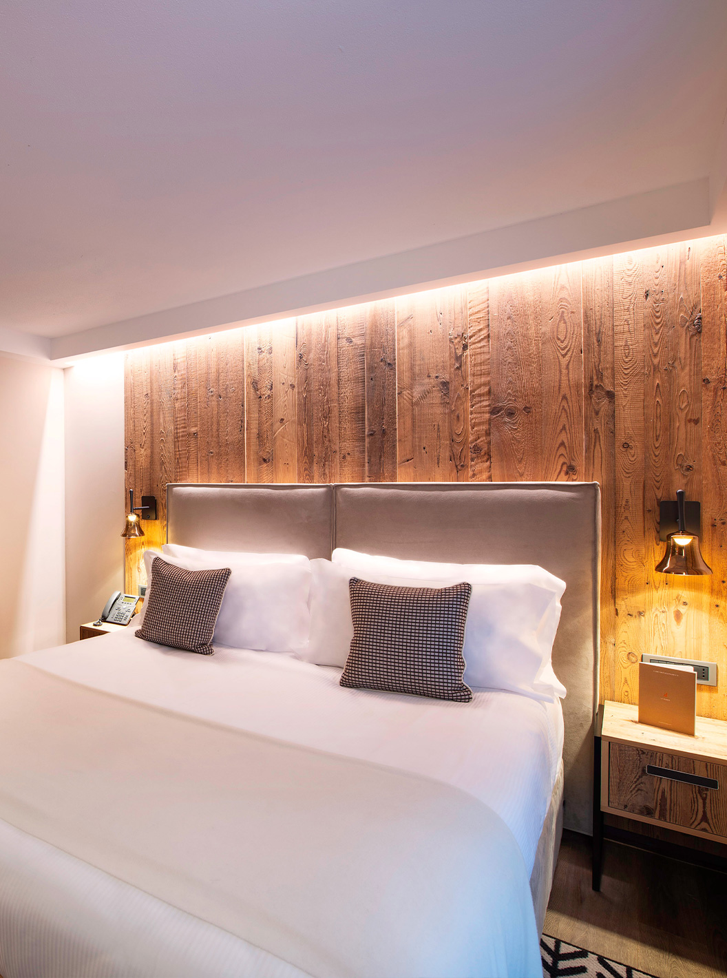 Camera Classic al Le Massif Courmayeur con letto matrimoniale, pareti in legno e scrivania illuminata