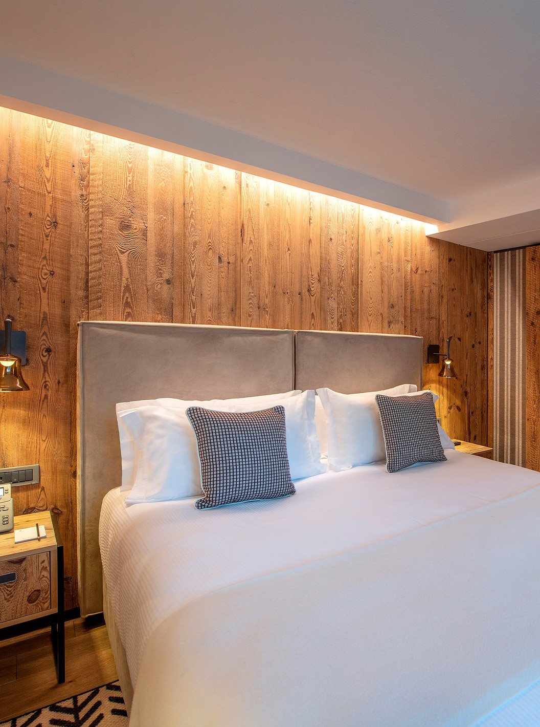 Suite Vista Monte Bianco al Le Massif Courmayeur con letto matrimoniale, pareti in legno e salottino