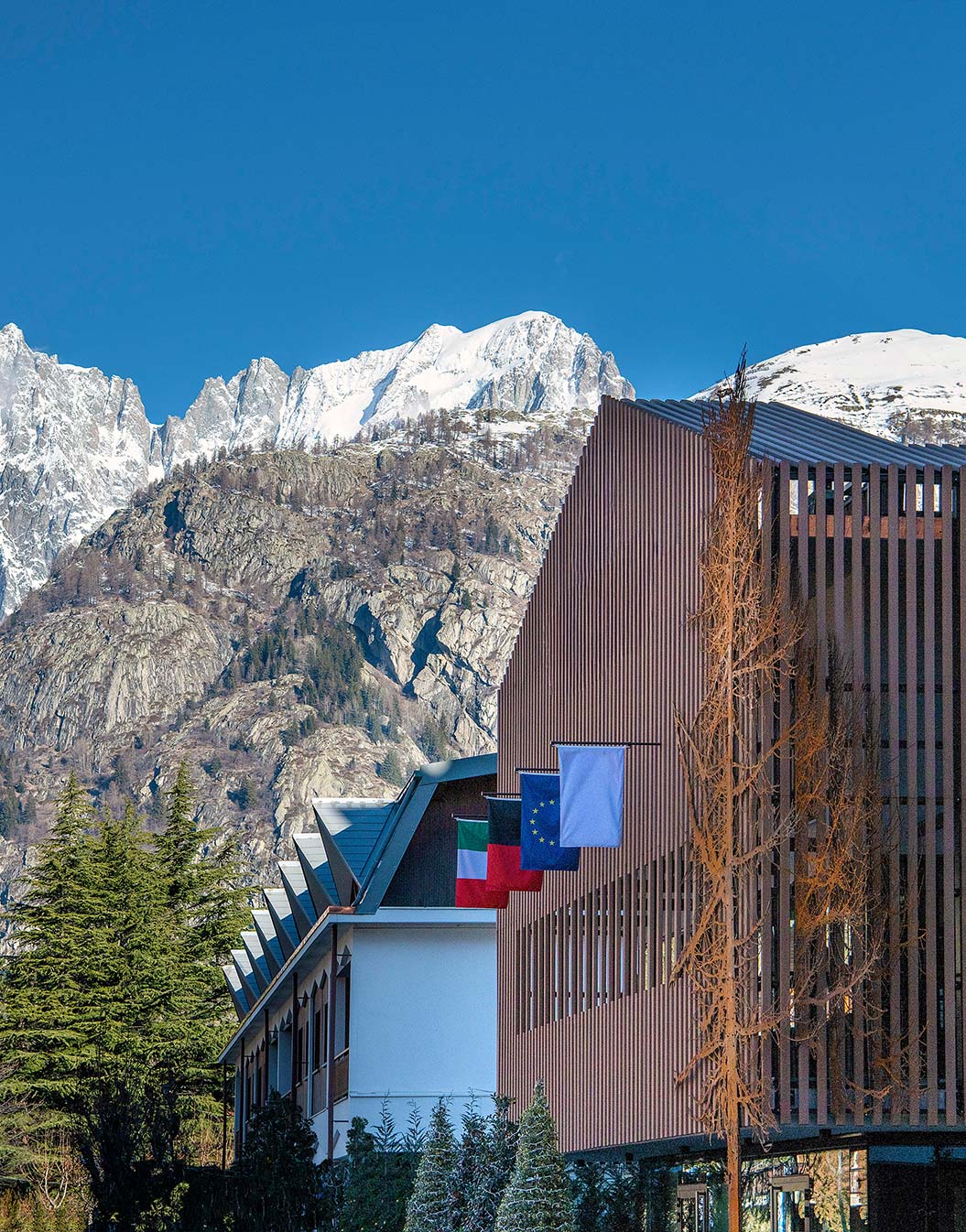Le Massif Courmayeur, Hotel nelle Alpi italiane con facciata moderna davanti alle montagne innevate