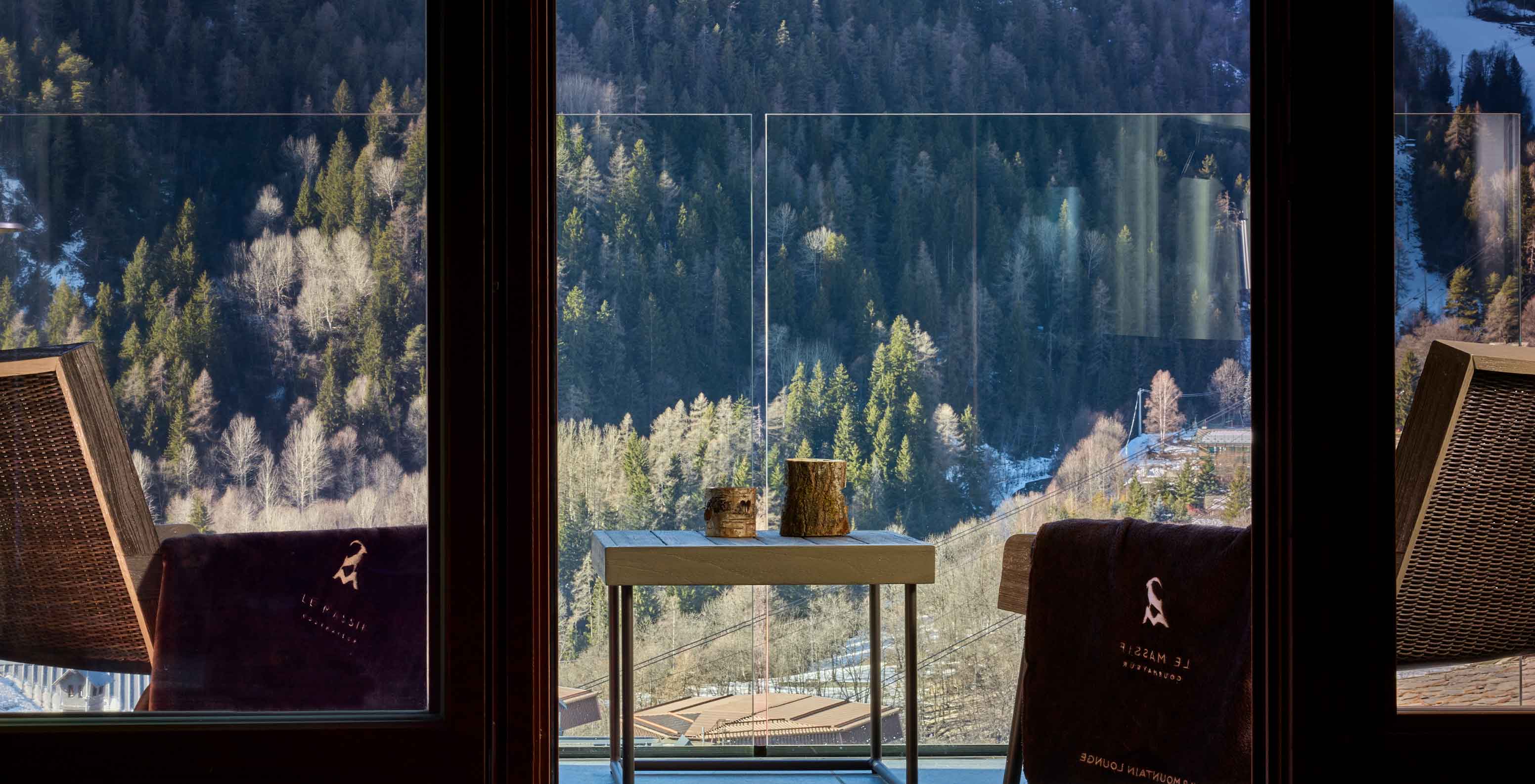 Vista da varanda do Le Massif Courmayeur, Hotel nos Alpes Italianos em Courmayeur para fazer ski, com montanhas e floresta