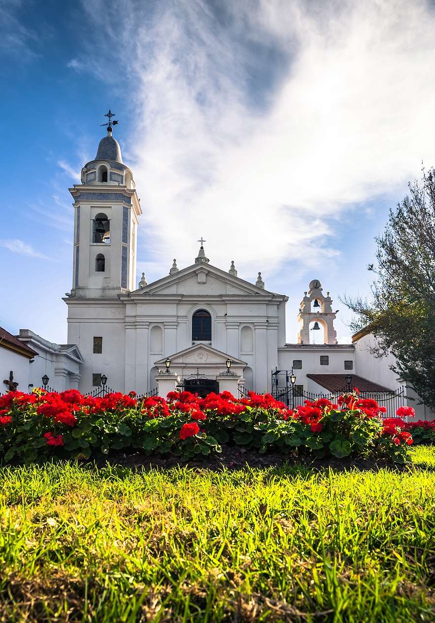 Historische kerk in Recoleta nabij Pestana Buenos Aires, Hotel em Buenos Aires met rode bloemen vooraan