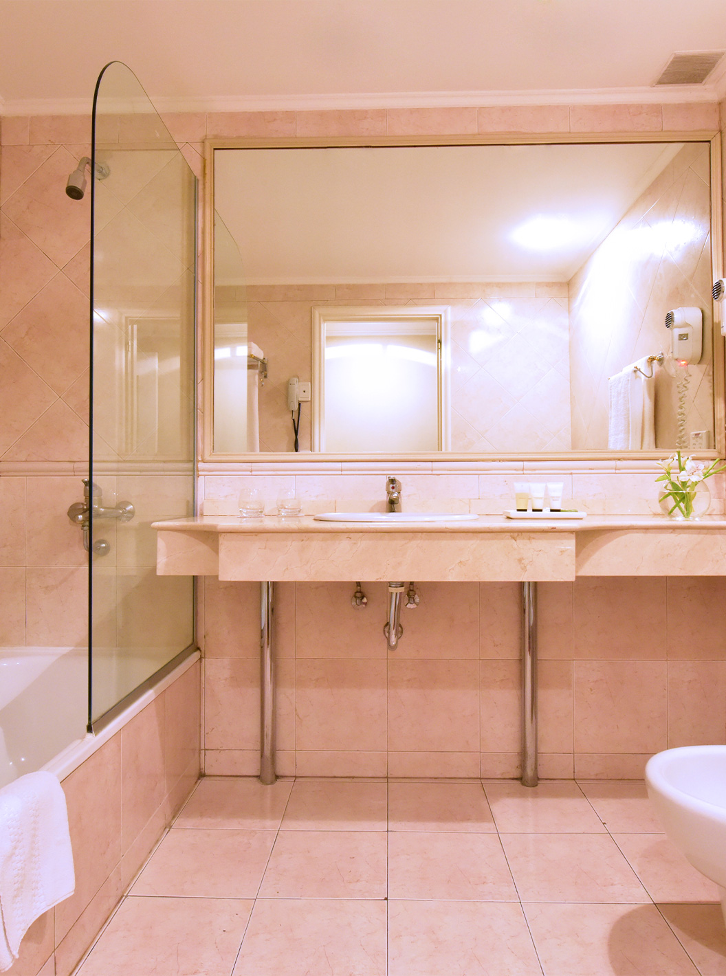 De Twin Superior Kamer van Pestana Buenos Aires heeft badkamer met wastafel, spiegel en bad met douche