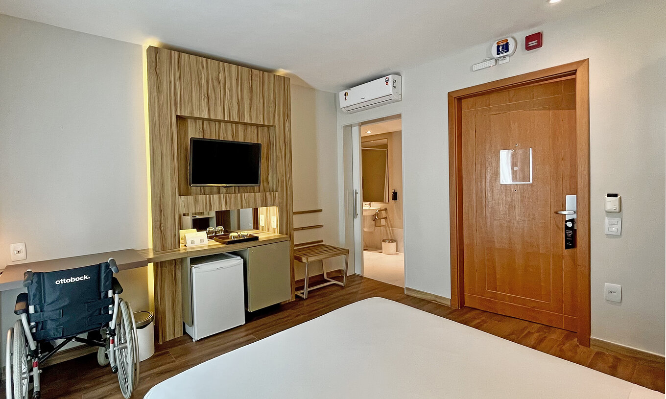 De Queen Aangepast Standaard van Pestana Rio Atlântica heeft airconditioning en bed, bureau en Mindervaliden badkamer