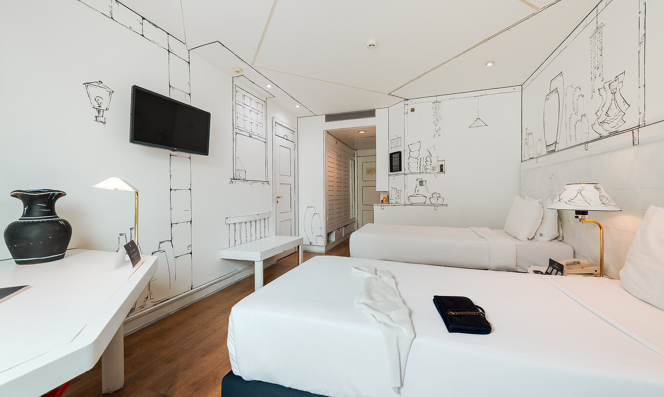 De Art Room van Pestana São Paulo heeft twee bedden en zwart-wit schilderijen van gereedschappen door kunstenaar Elano Passos