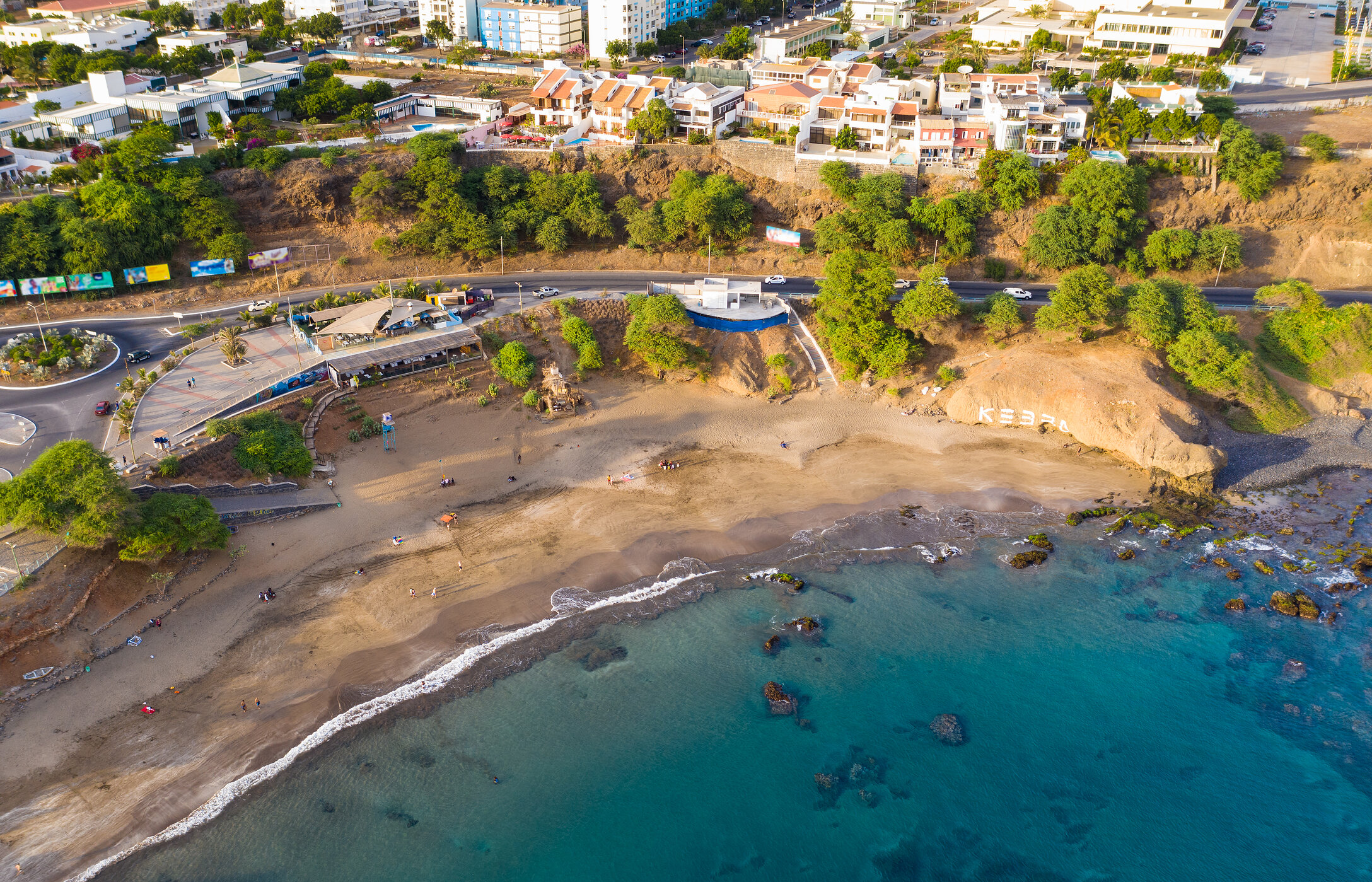 Het strand Quebra Canela in Kaapverdië is een paradijselijk toevluchtsoord met gouden zand en kristalhelder water, perfect om te ontspannen