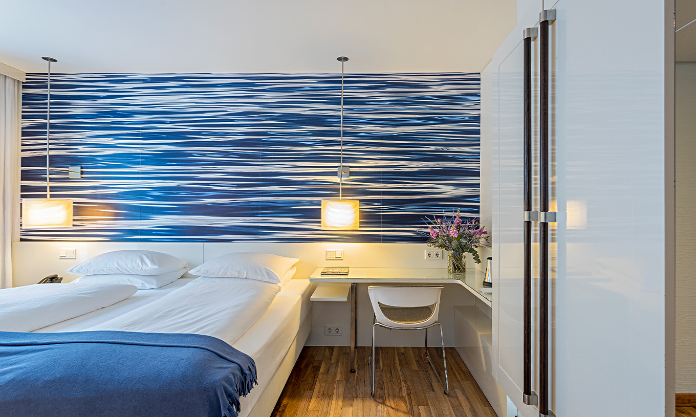 De Deluxe Kamer met Terras van Pestana Berlin Tiergarten heeft tweepersoonsbed en bureau met lamp en stoel