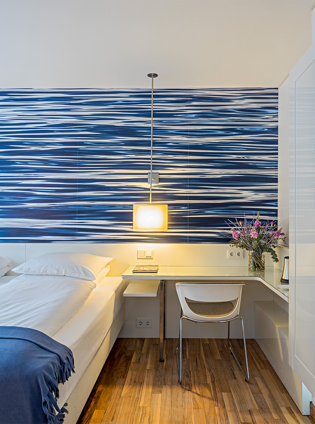 De Deluxe Kamer met Terras van Pestana Berlin Tiergarten heeft tweepersoonsbed en bureau met lamp en stoel