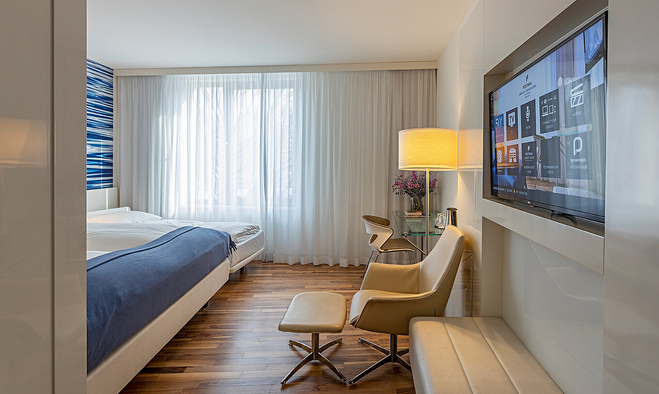 Family Deluxe met bureau, relaxstoel en tv