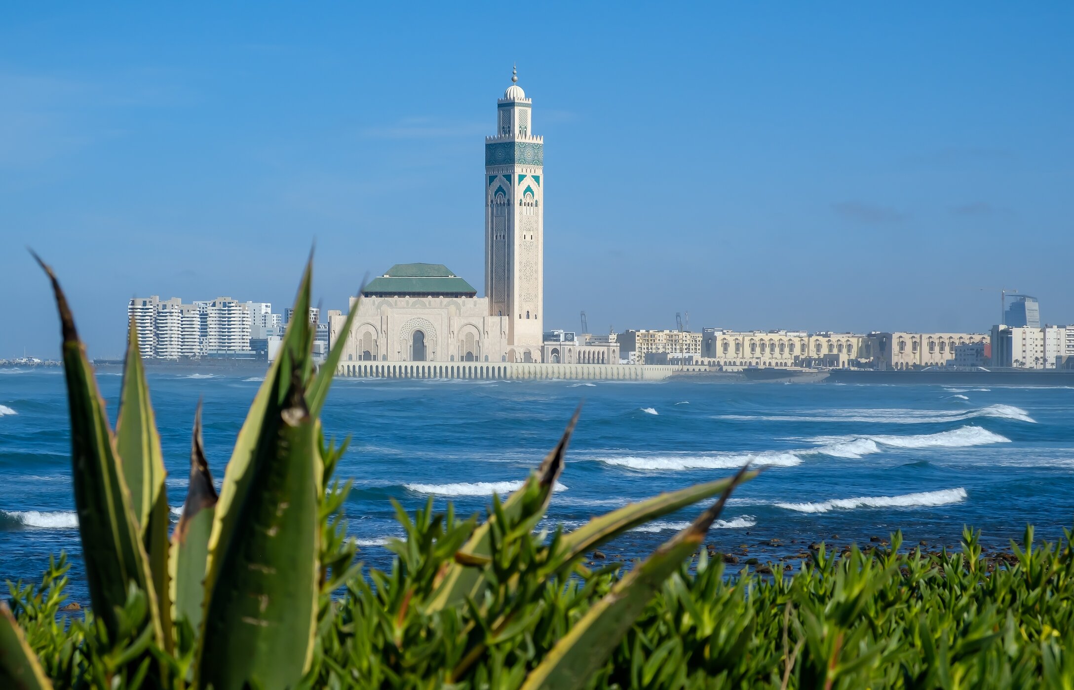 Uitzicht van ver op de Hassan II-moskee in Casablanca, nabij het strand
