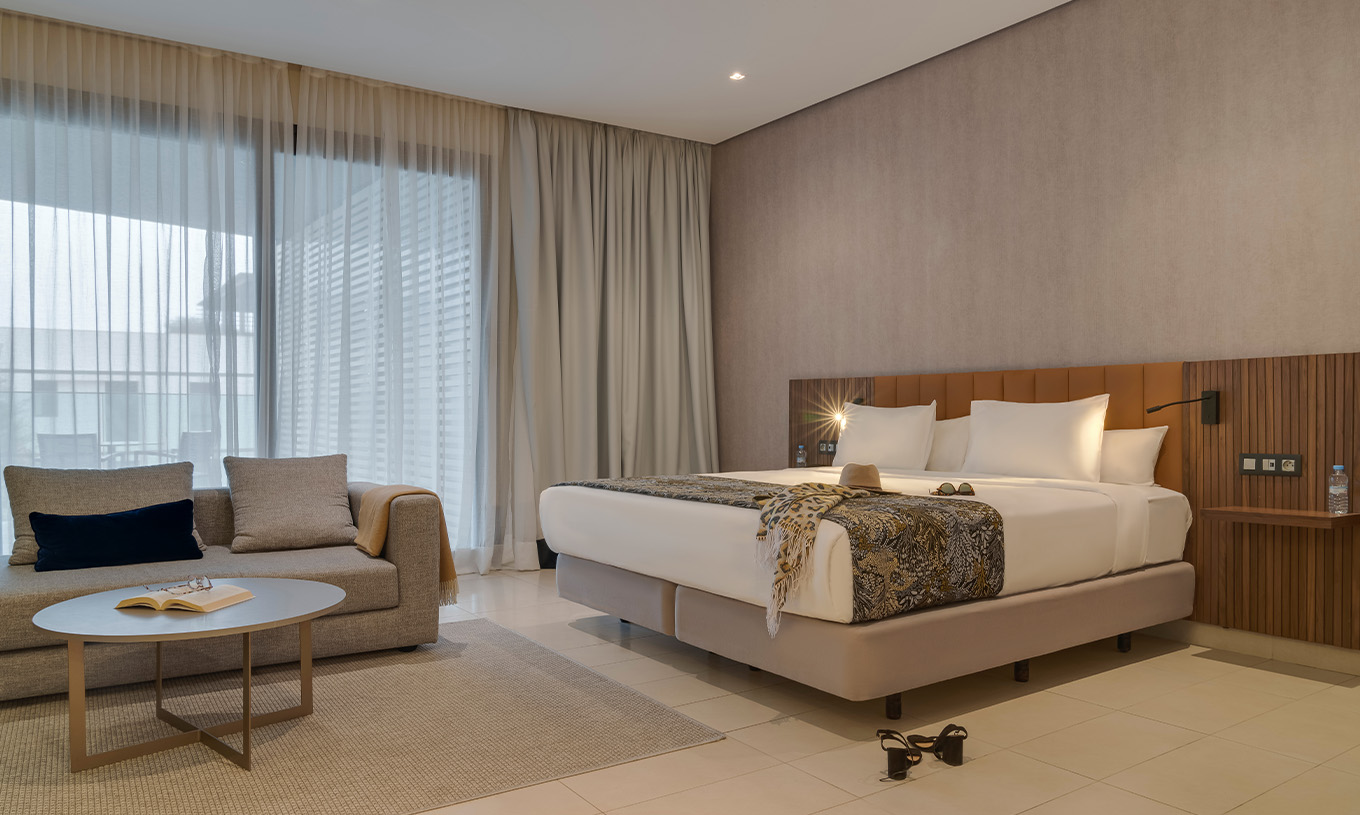 De Junior Suite van Pestana Casablanca heeft een ruime slaapsuite met tweepersoonsbed en bank met balkon