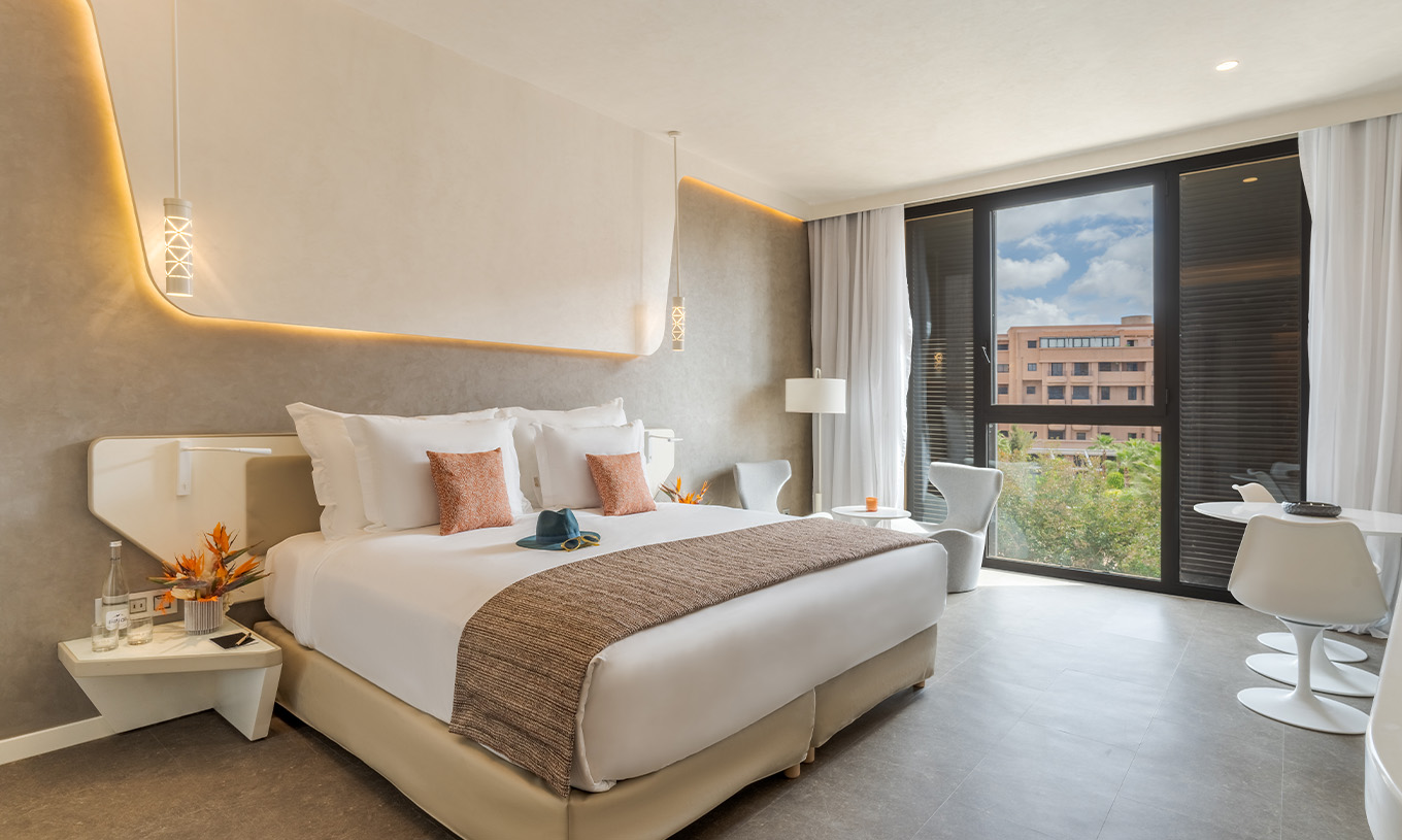 De CR7 Kamer van Pestana CR7 Marrakech heeft een comfortabel tweepersoonsbed en een moderne decoratie in beige