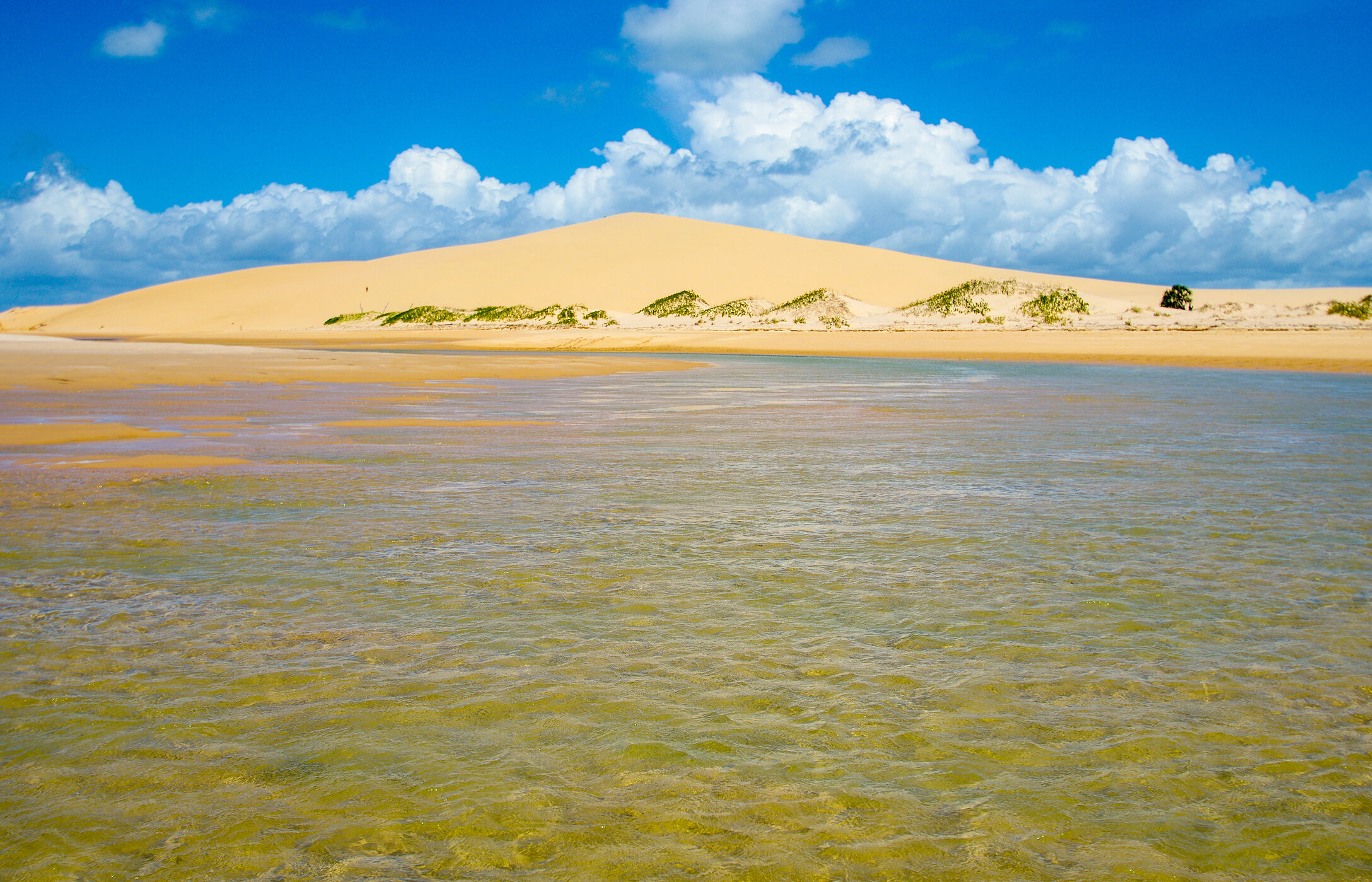 Panoramisch uitzicht op de gouden zandduinen van Bazaruto National Park, met een kristalheldere lagune