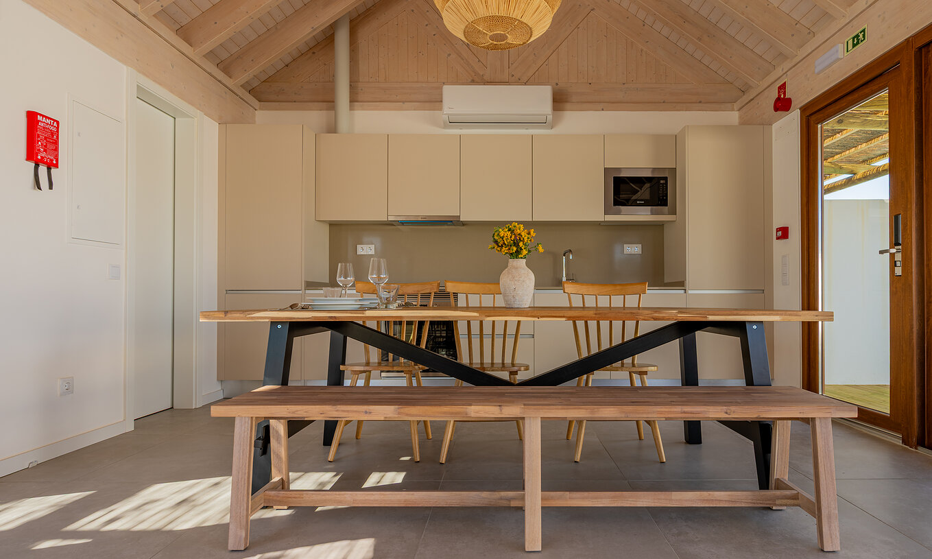 De Premium Groene Villa bij Pestana Comporta Village Residences heeft een uitgeruste keuken, airconditioning en een eettafel