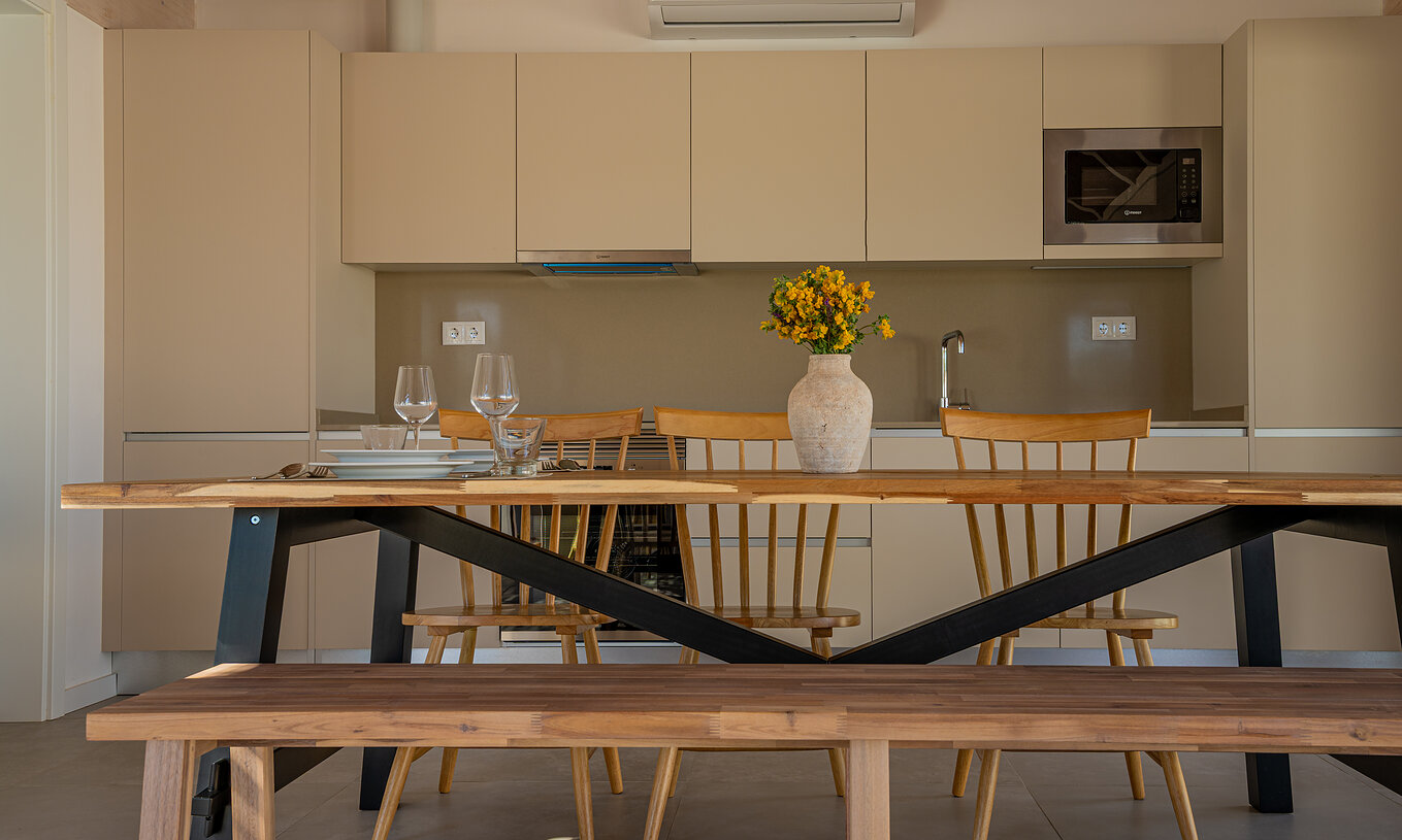 De Premium Villa bij Pestana Comporta Village Residences heeft een moderne keuken met een houten tafel en een oven